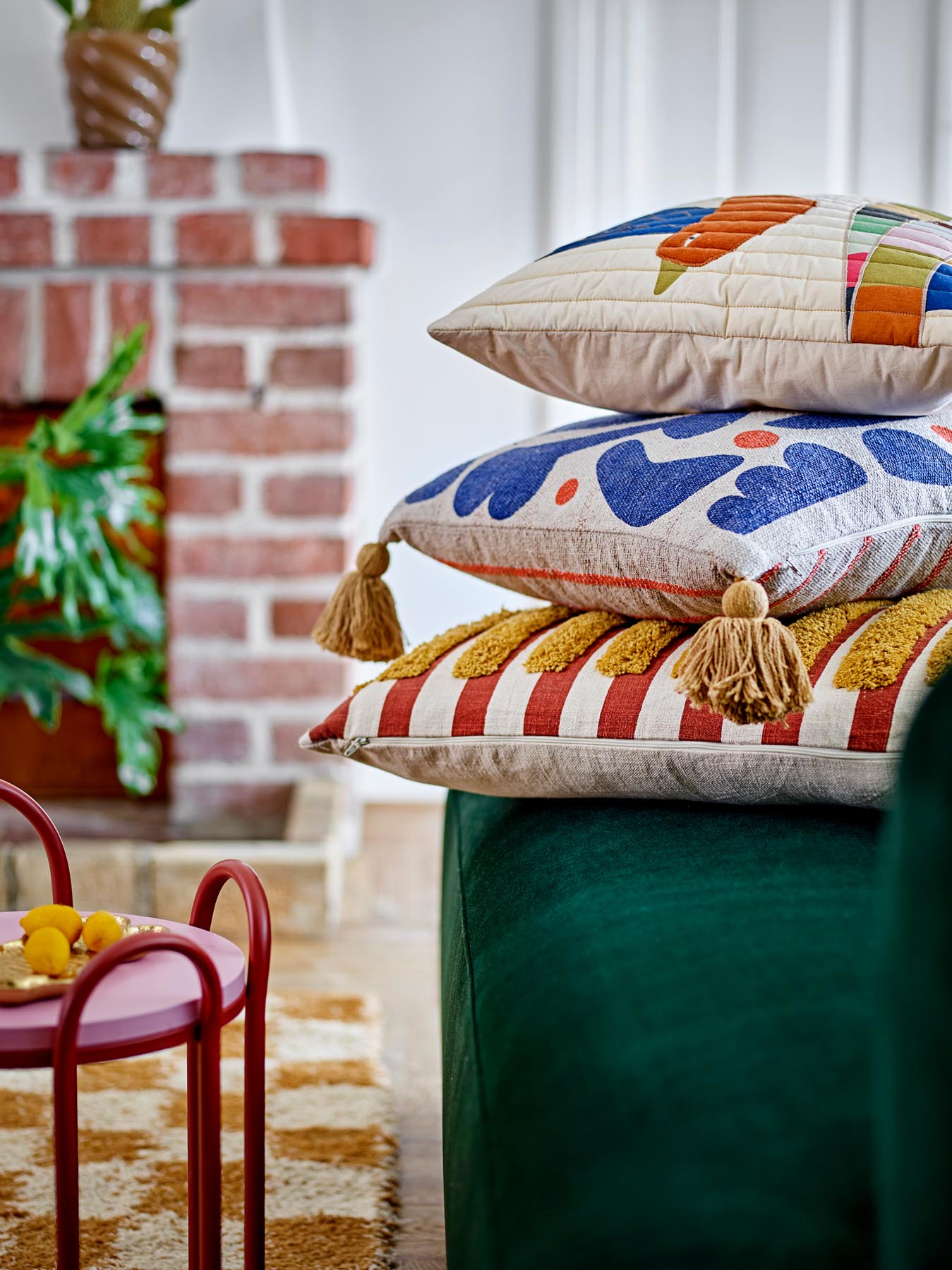 Entdecken Sie das Eviaya Kissen von Bloomingville in Blau – ein stilvolles, nachhaltiges Deko-Element aus recycelter Baumwolle mit verspielten Quasten.
