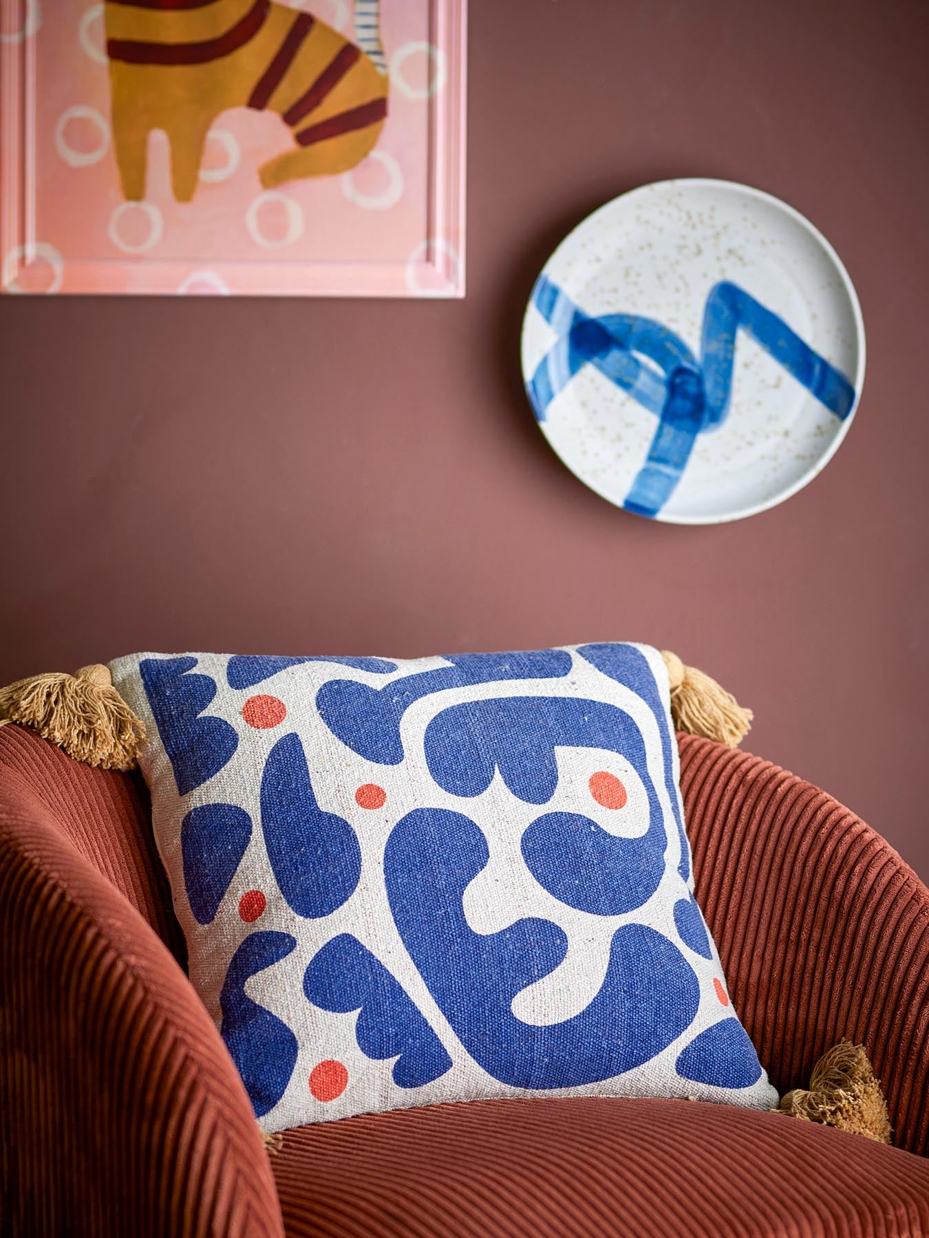 Das Eviaya Kissen in Blau von Bloomingville vereint modernes Design und Nachhaltigkeit, gefertigt aus recycelter Baumwolle mit dekorativen Quasten.