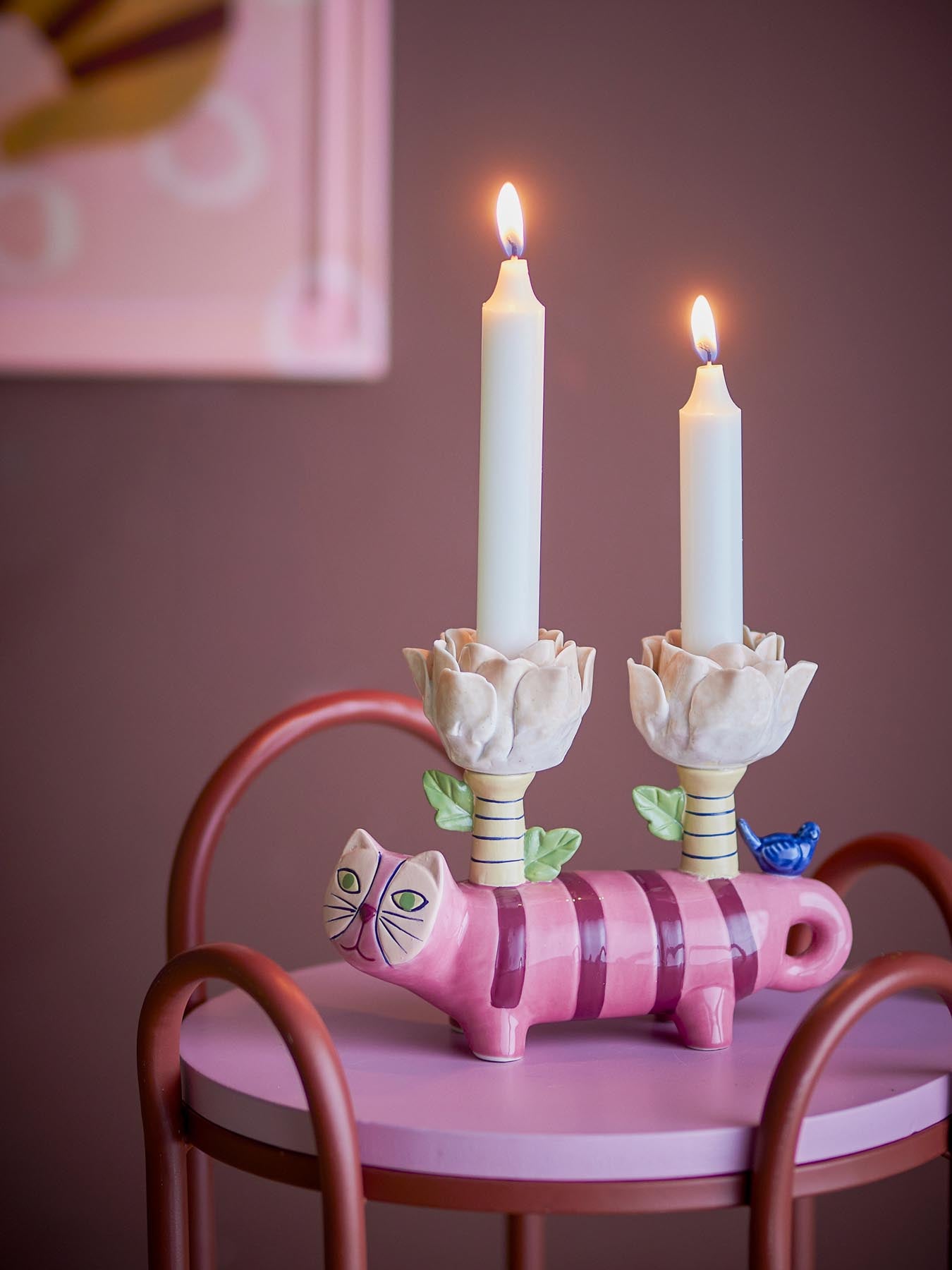 Entdecken Sie den einzigartigen Missy Kerzenhalter von Bloomingville aus handbemaltem Steingut. Verspielt und elegant, ideal für Ihr Zuhause!