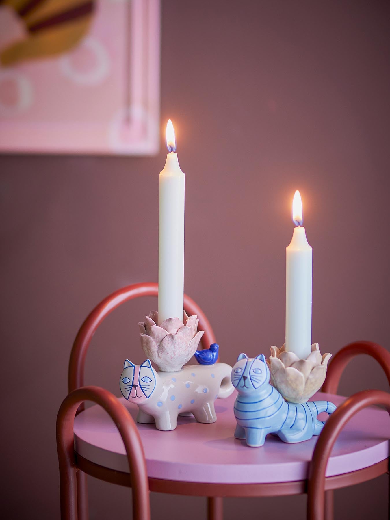 Entdecken Sie die charmanten Missy Kerzenhalter von Bloomingville – handgefertigte Steingut-Kerzenständer in Katzenform, die jedem Raum Eleganz verleihen.