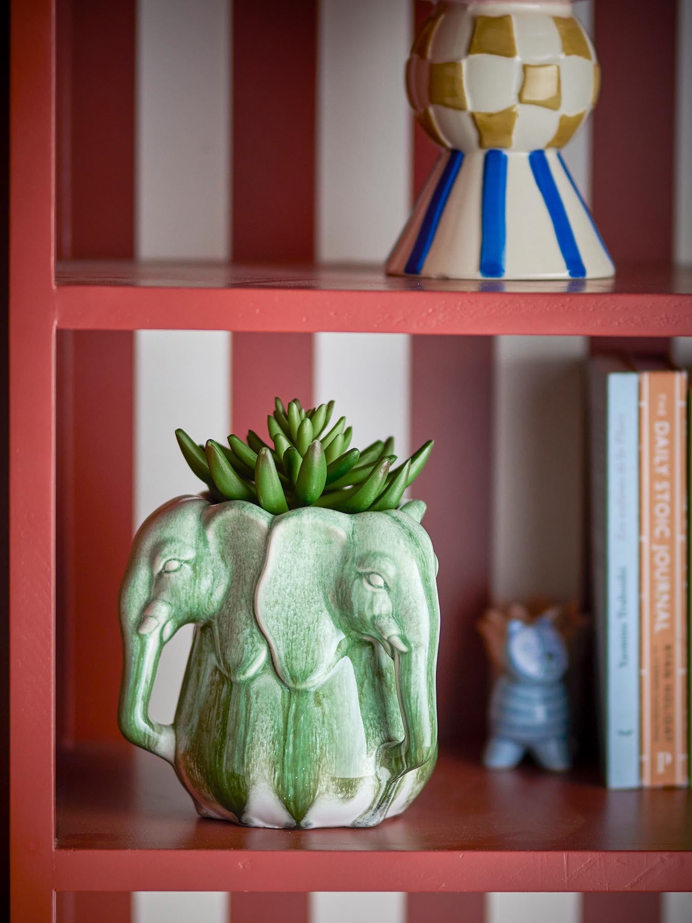 Entdecken Sie die elegante Pontus Vase von Bloomingville in lebhaftem Grün. Ein einzigartiges Steingut-Design mit kunstvollen Elefantenköpfen.