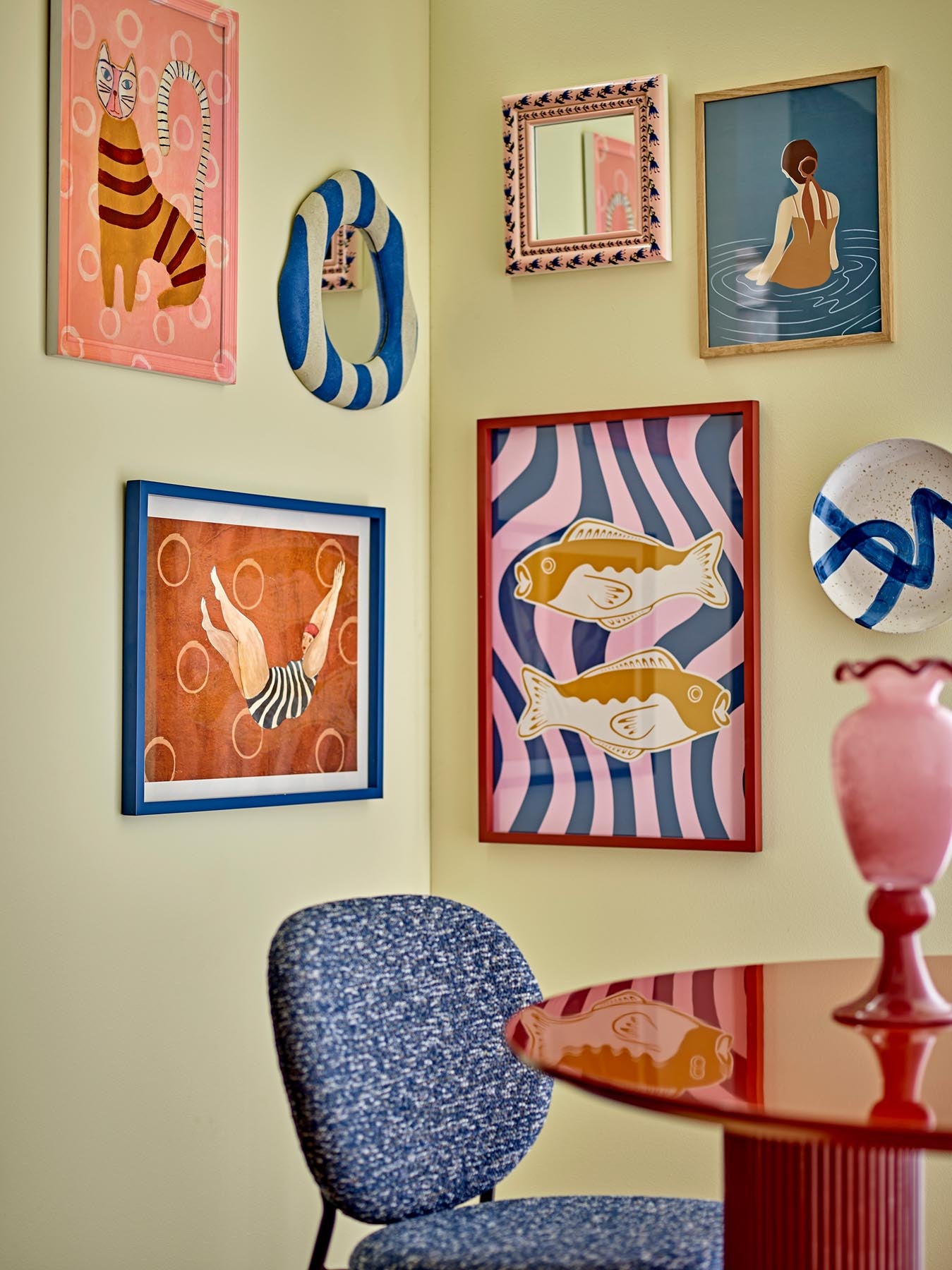 Entdecken Sie die Remy Illustration von Bloomingville: Ein stilvolles Kunstwerk mit verspielten Fischen, harmonischen Farben und einem eleganten Kiefernholzrahmen.