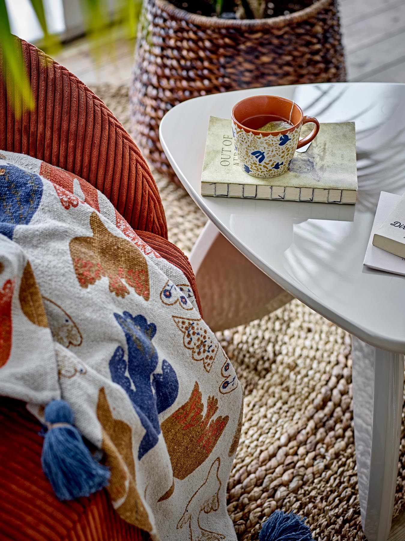 Entdecken Sie die stilvollen Anniversary Tassen von Bloomingville aus robustem Steingut. Ideal für Kaffee und Tee, im praktischen Zweierset.