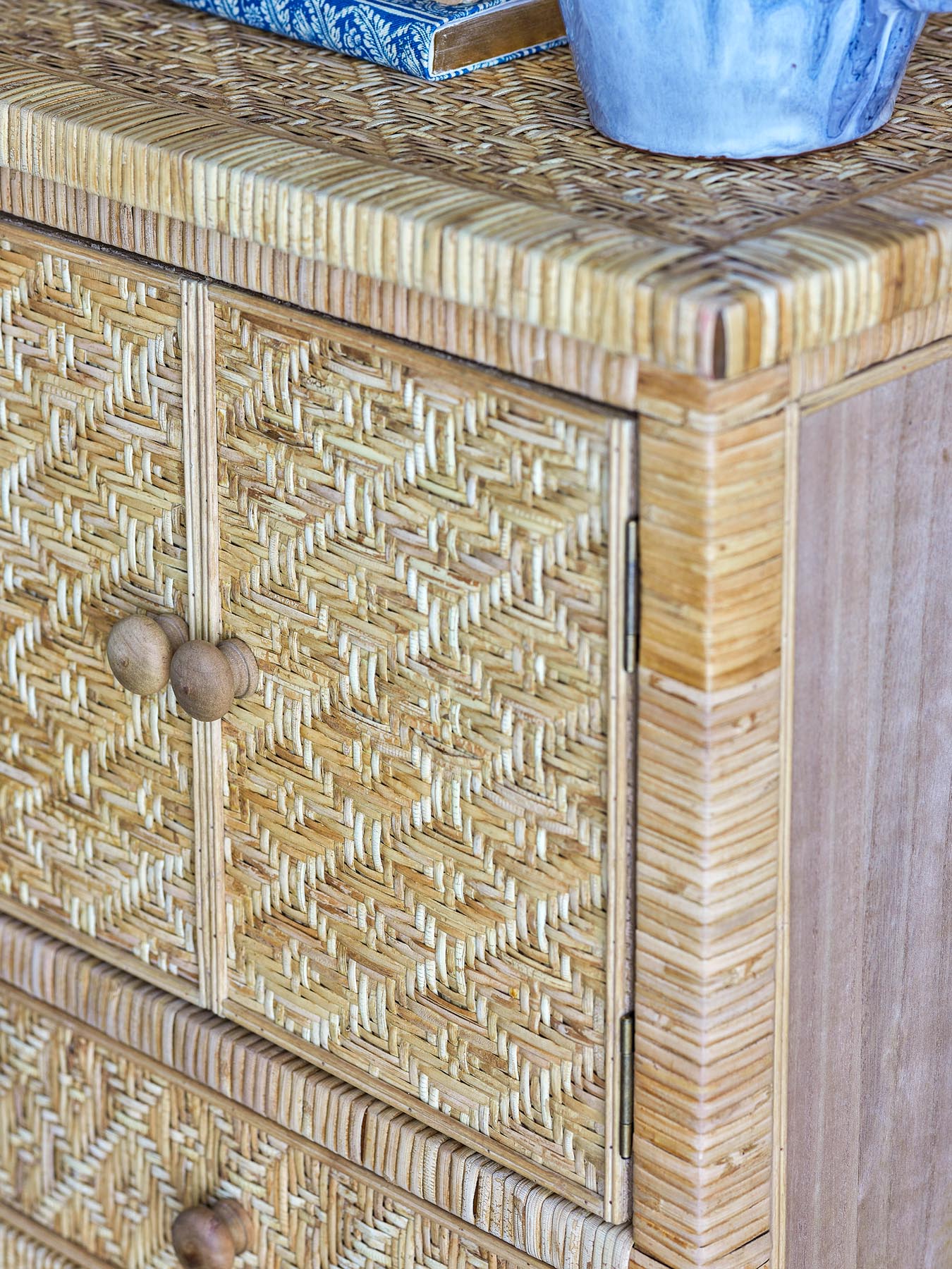 Entdecken Sie die Lorris Schubladenkommode aus Holz und Rattan – stilvoller Stauraum für Ihr Zuhause, ideal für jeden Raum.