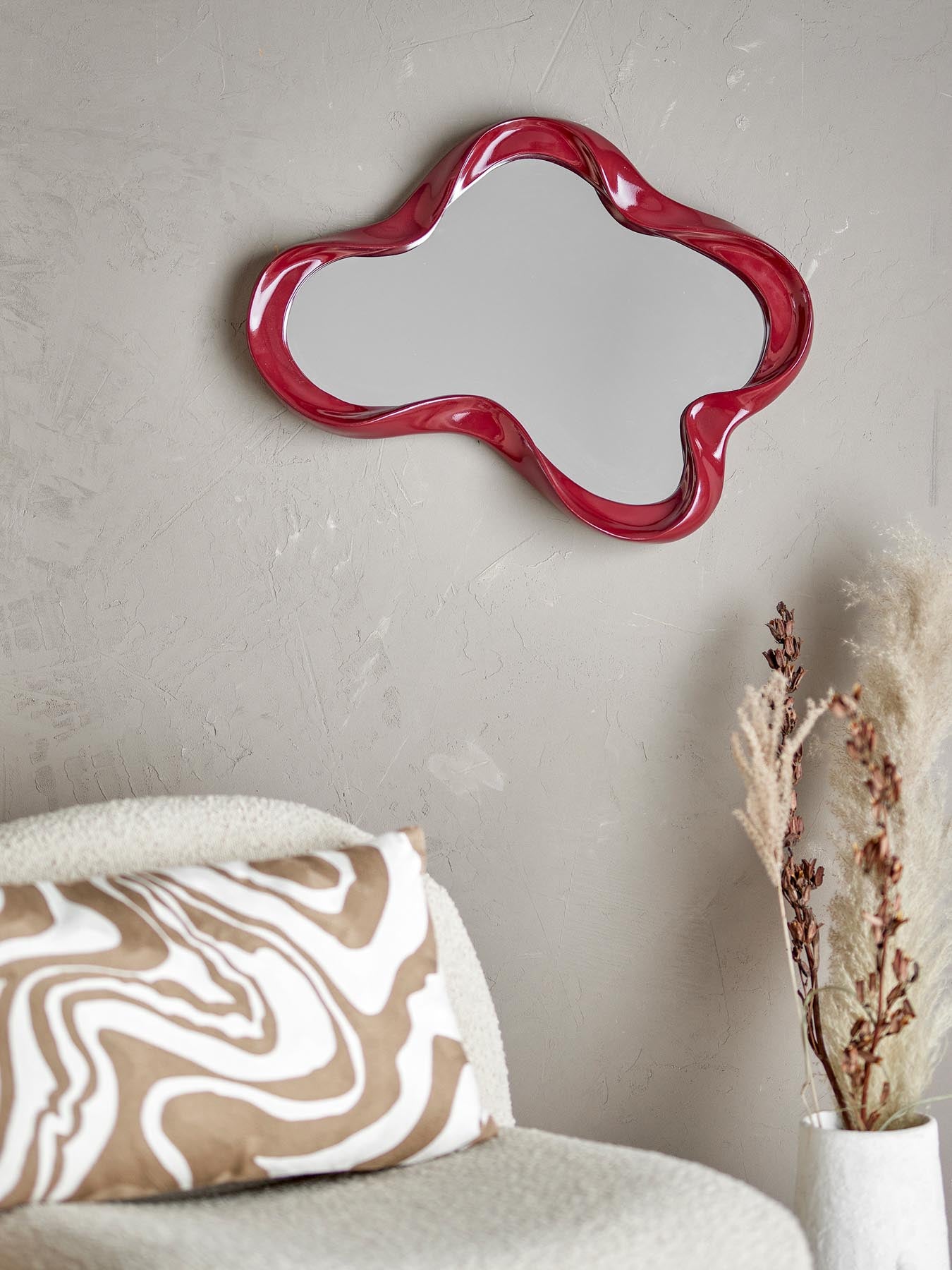 Entdecken Sie den Violeta Wand-Spiegel von Bloomingville in strahlendem Rot. Ein elegantes Design-Highlight aus hochwertigem Polyresin für Ihr Zuhause.