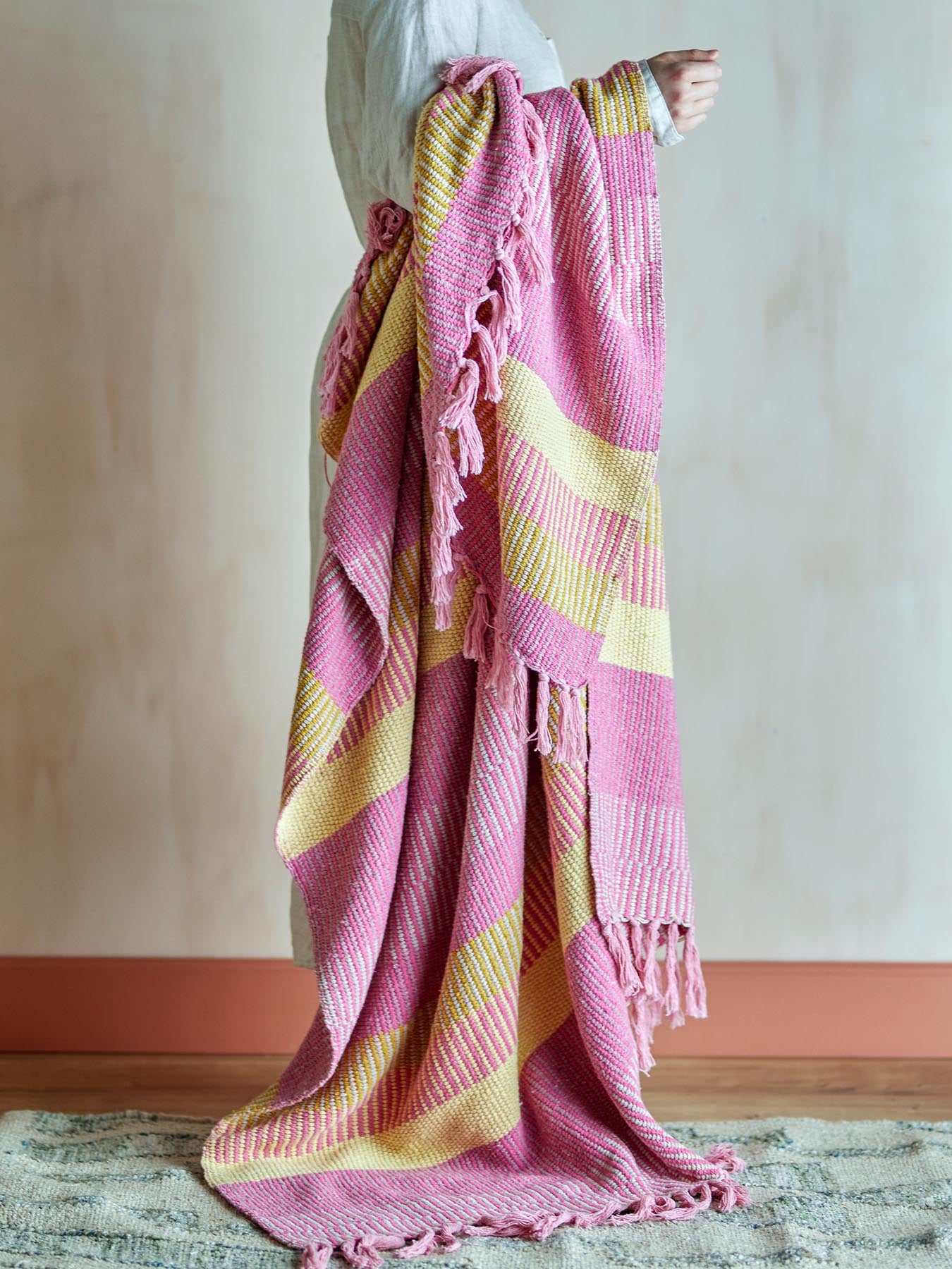 Entdecken Sie die Isnel Decke in Pink aus recycelter Baumwolle von Creative Collection. Stilvoll, nachhaltig und vielseitig einsetzbar für Ihr Zuhause.
