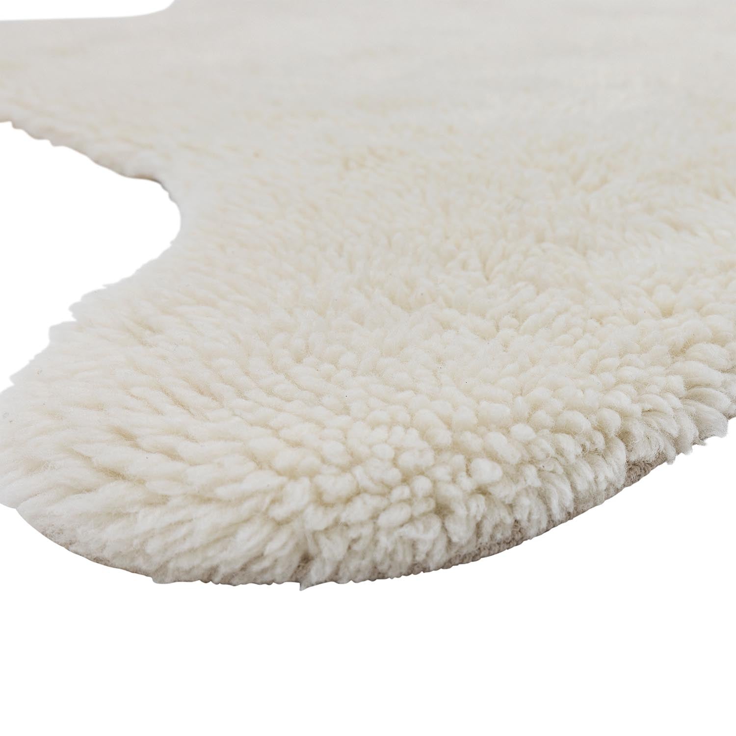 Verleihen Sie dem Kinderzimmer mit dem Bear Teppich von Bloomingville Mini einen Hauch von Stil und Komfort – ein weicher, weißer Wollteppich, der begeistert!