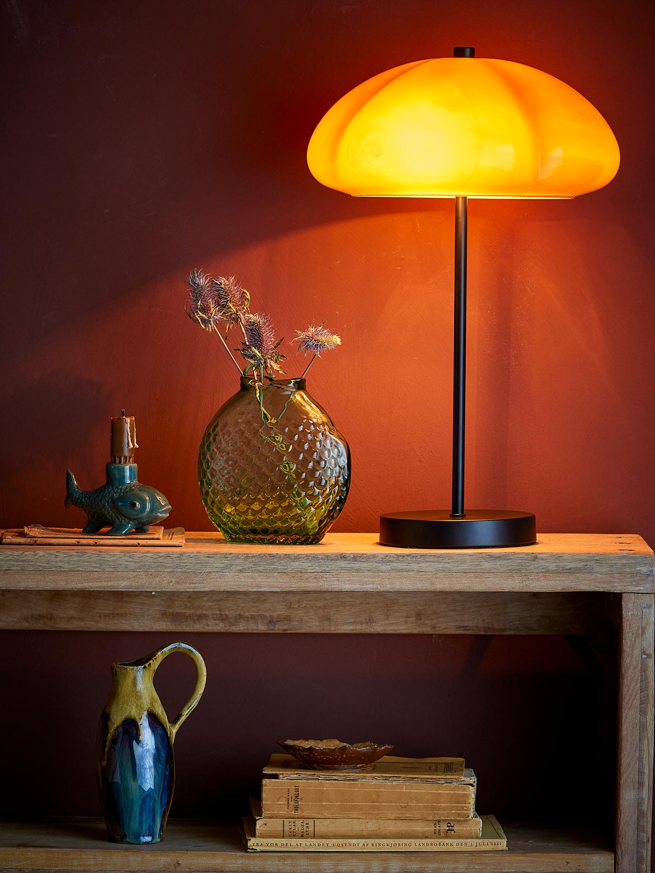 Die Kinoko Tischlampe in Gelb von Creative Collection vereint modernes Design mit Funktionalität und schafft eine einladende Atmosphäre in jedem Raum.