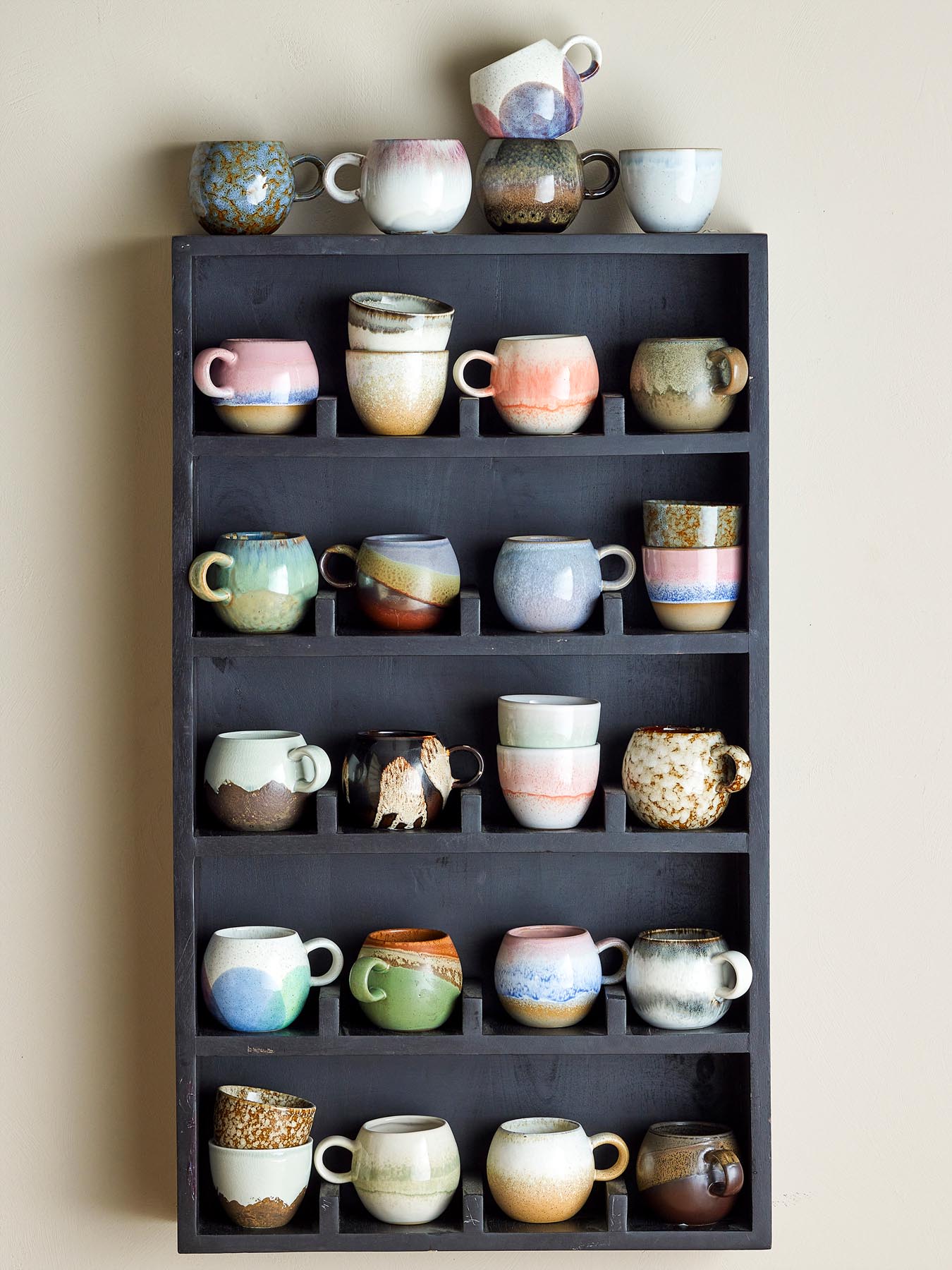 Entdecken Sie die Paula Tasse von Bloomingville: Einzigartiges Dipdye-Design, hochwertige Steingut-Qualität und ein komfortabler Griff für stilvolle Genussmomente.
