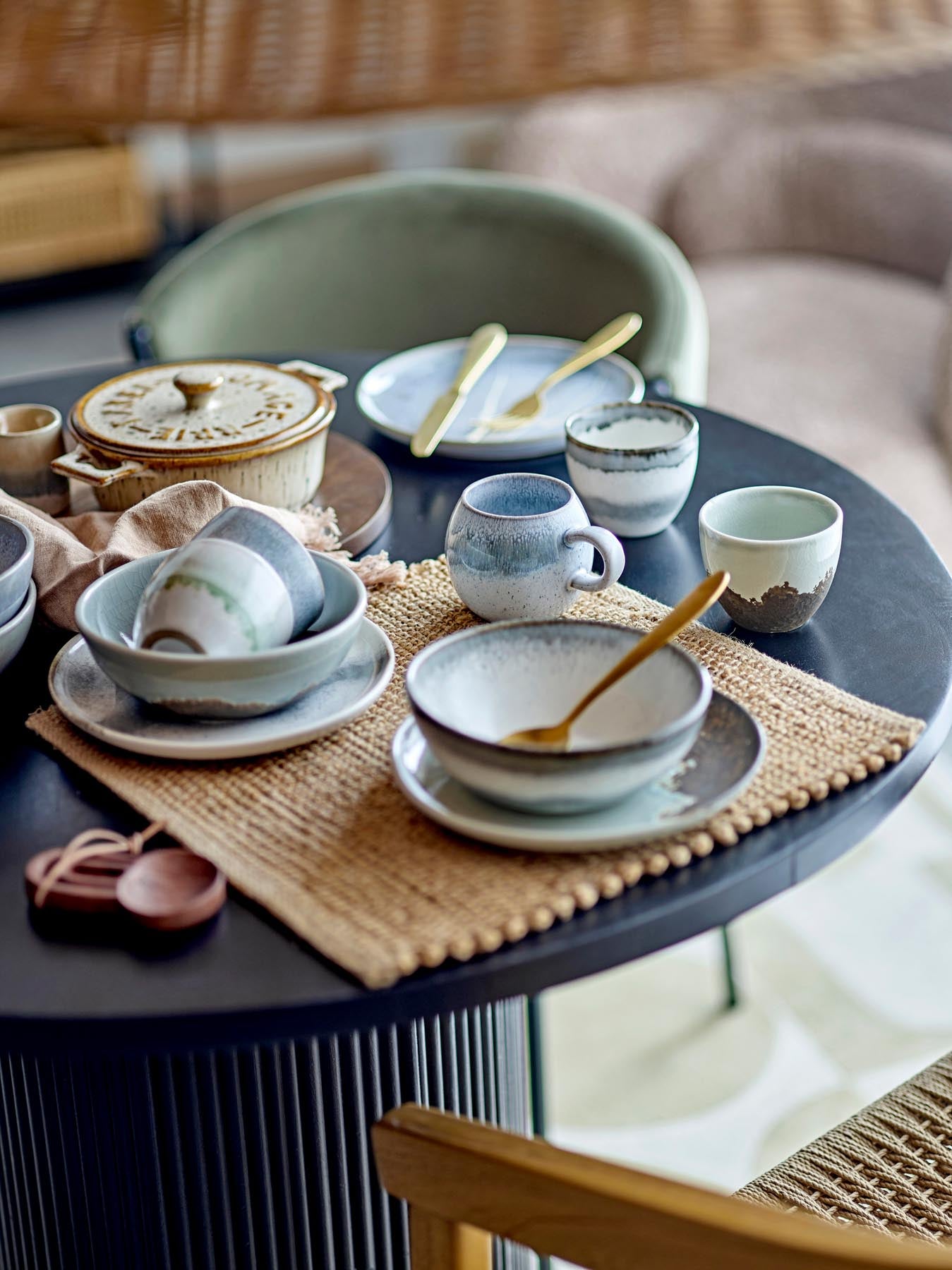 Genießen Sie Ihren Kaffee stilvoll mit der Paula Tasse von Bloomingville. Einzigartiges Design aus Steingut, ideal für jeden Tag!