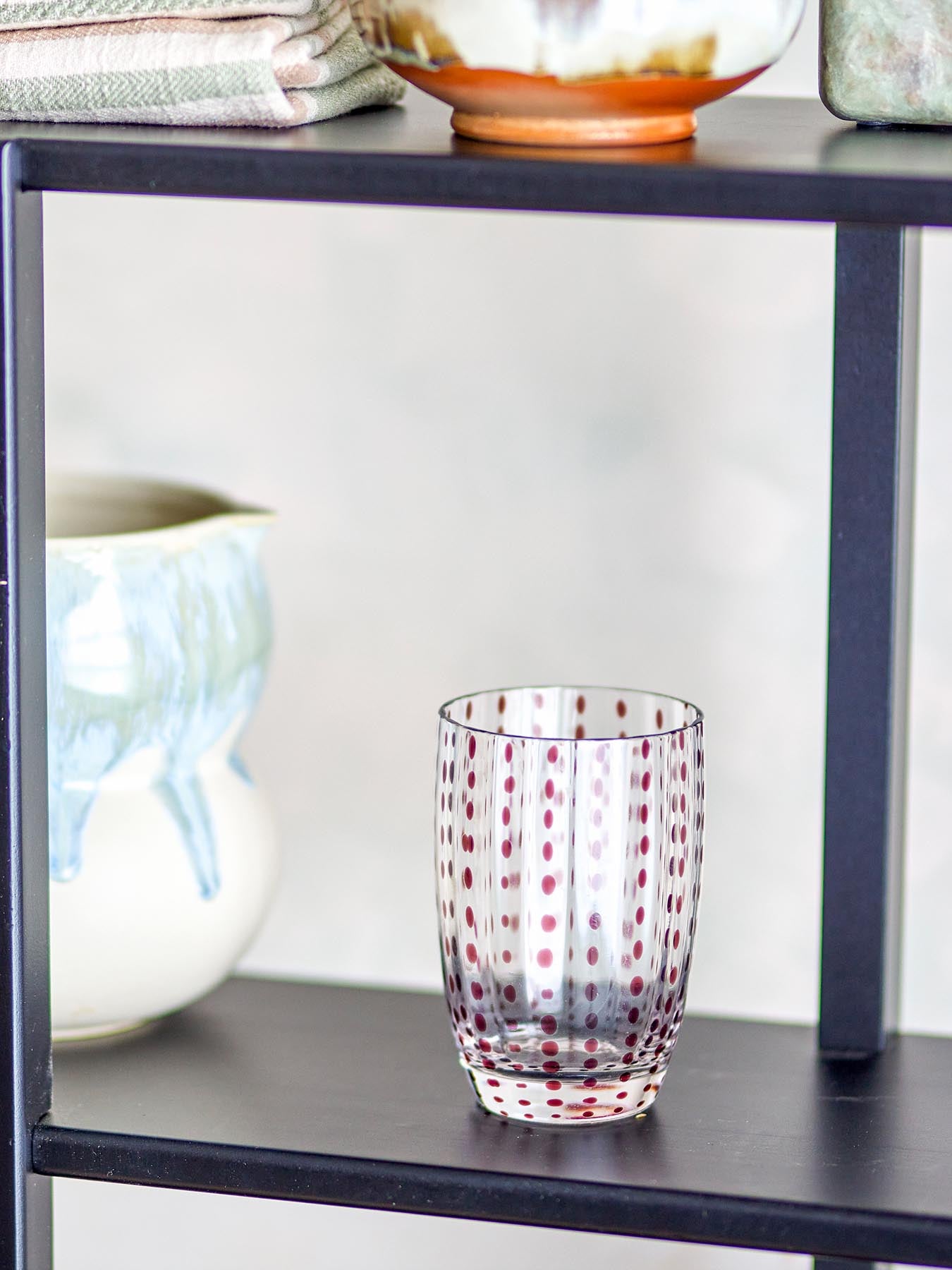 Erleben Sie das Brinley Trinkglas von Bloomingville – ein einzigartiges, mundgeblasenes Glas in stilvollem Braun, perfekt für besondere Momente.
