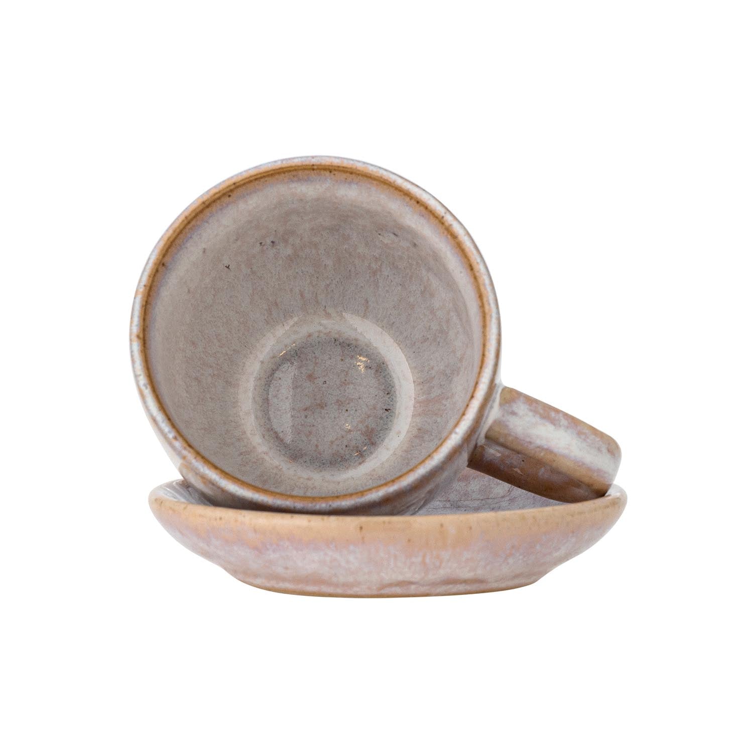 Erleben Sie die Brenta Tasse mit Untertasse von Bloomingville – ein elegantes Set aus hochwertigem Steinzeug in sanften Rosatönen, perfekt für jeden Anlass.