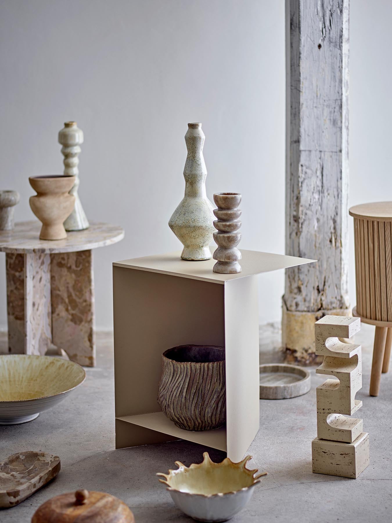 Entdecken Sie die elegante Saskia Schale von Bloomingville aus robustem Steingut. Ideal zum Servieren und Dekorieren – ein einzigartiges Wohnaccessoire!