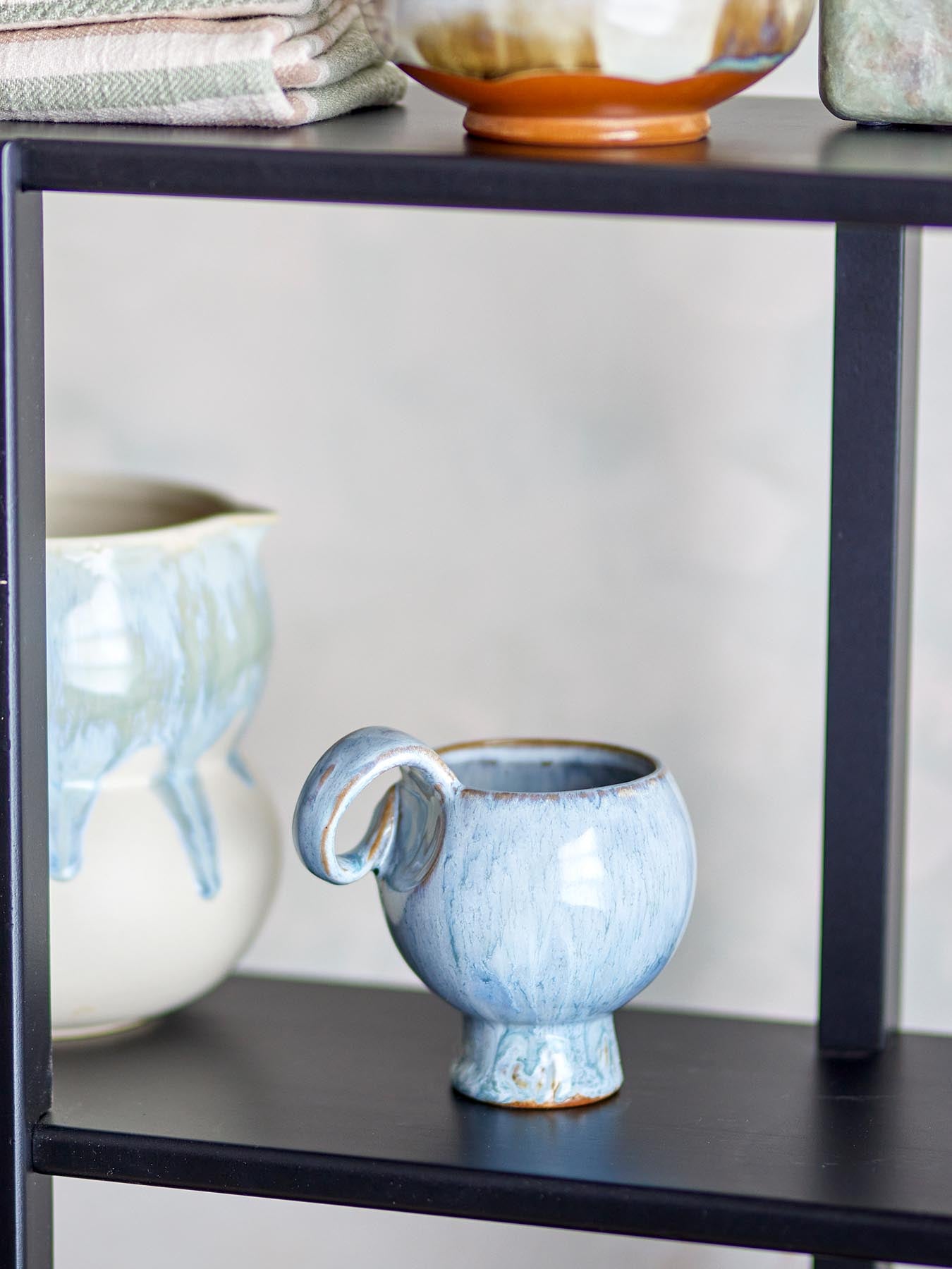 Genießen Sie Ihren Kaffee stilvoll mit der Avonlea Tasse von Bloomingville. Jedes Stück ist ein handgefertigtes Unikat aus edlem Steingut in bezauberndem Blau.