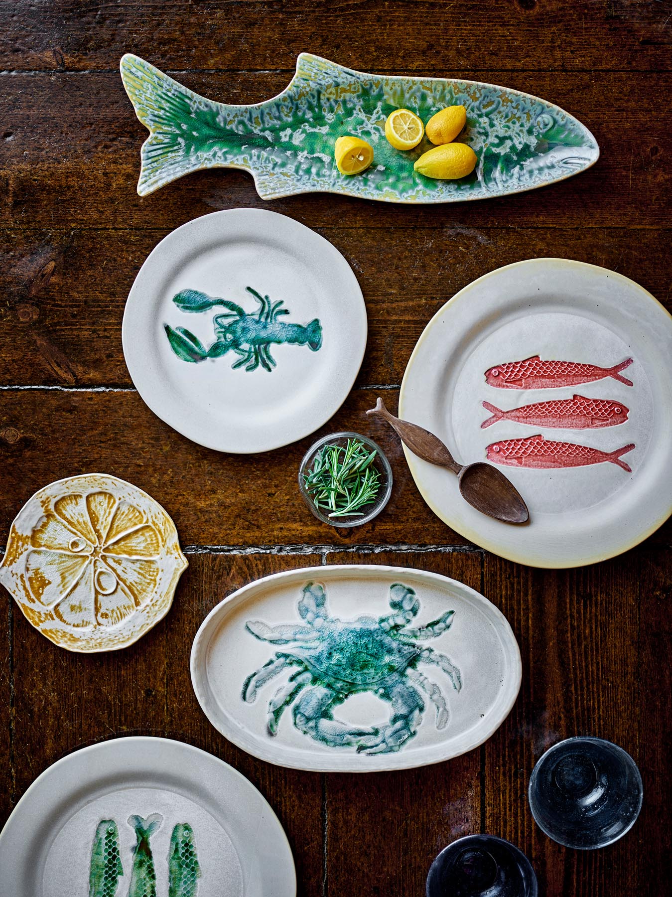 Der Hadden Teller in Grün von Creative Collection ist ein elegantes Steingut-Set mit einzigartigem Hummer-Motiv, ideal für besondere Anlässe.