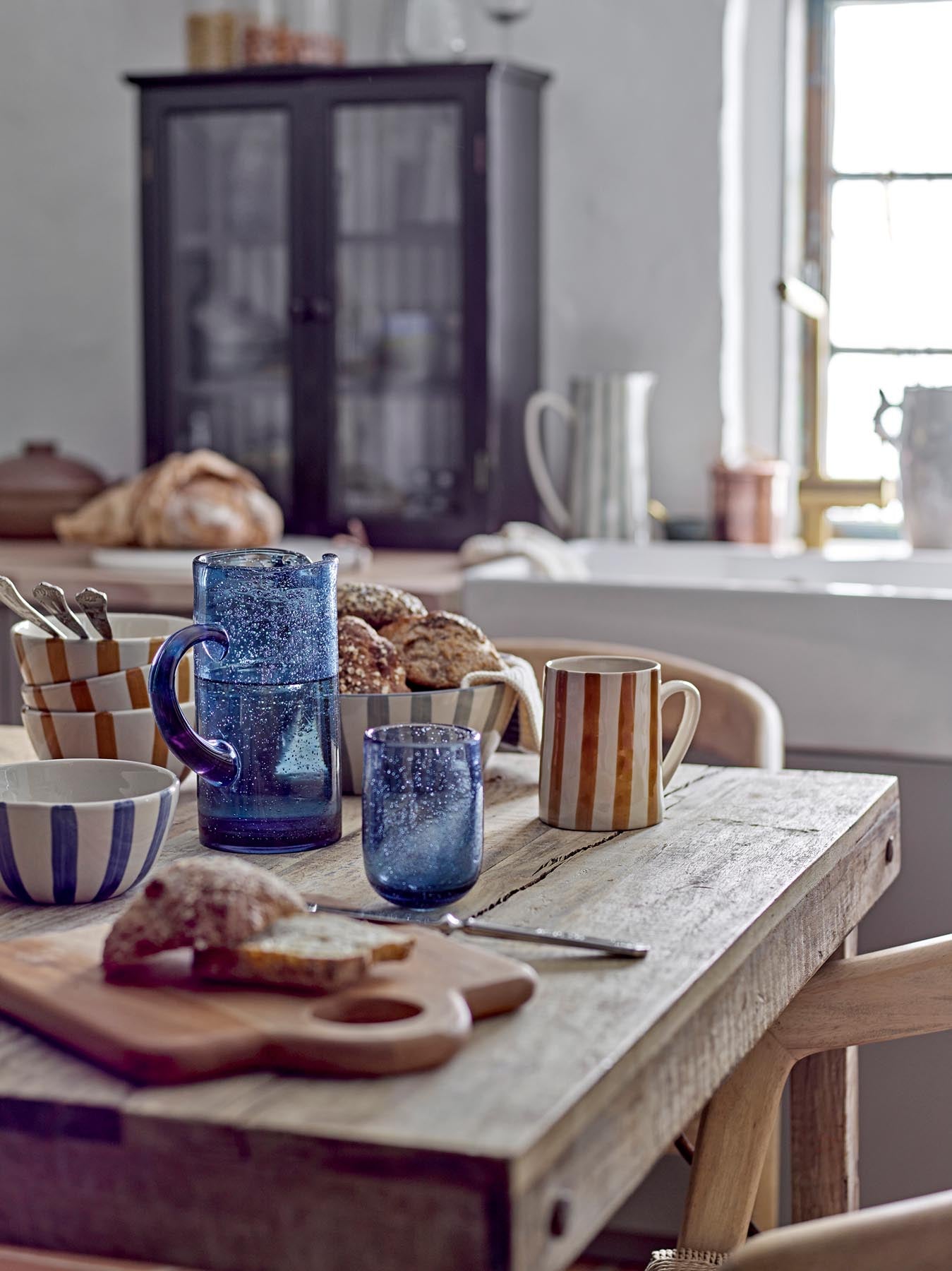 Entdecken Sie den einzigartigen Tabby Krug aus blauem Glas von Creative Collection – ein stilvolles Highlight für Ihre Küche und Ihr Zuhause.