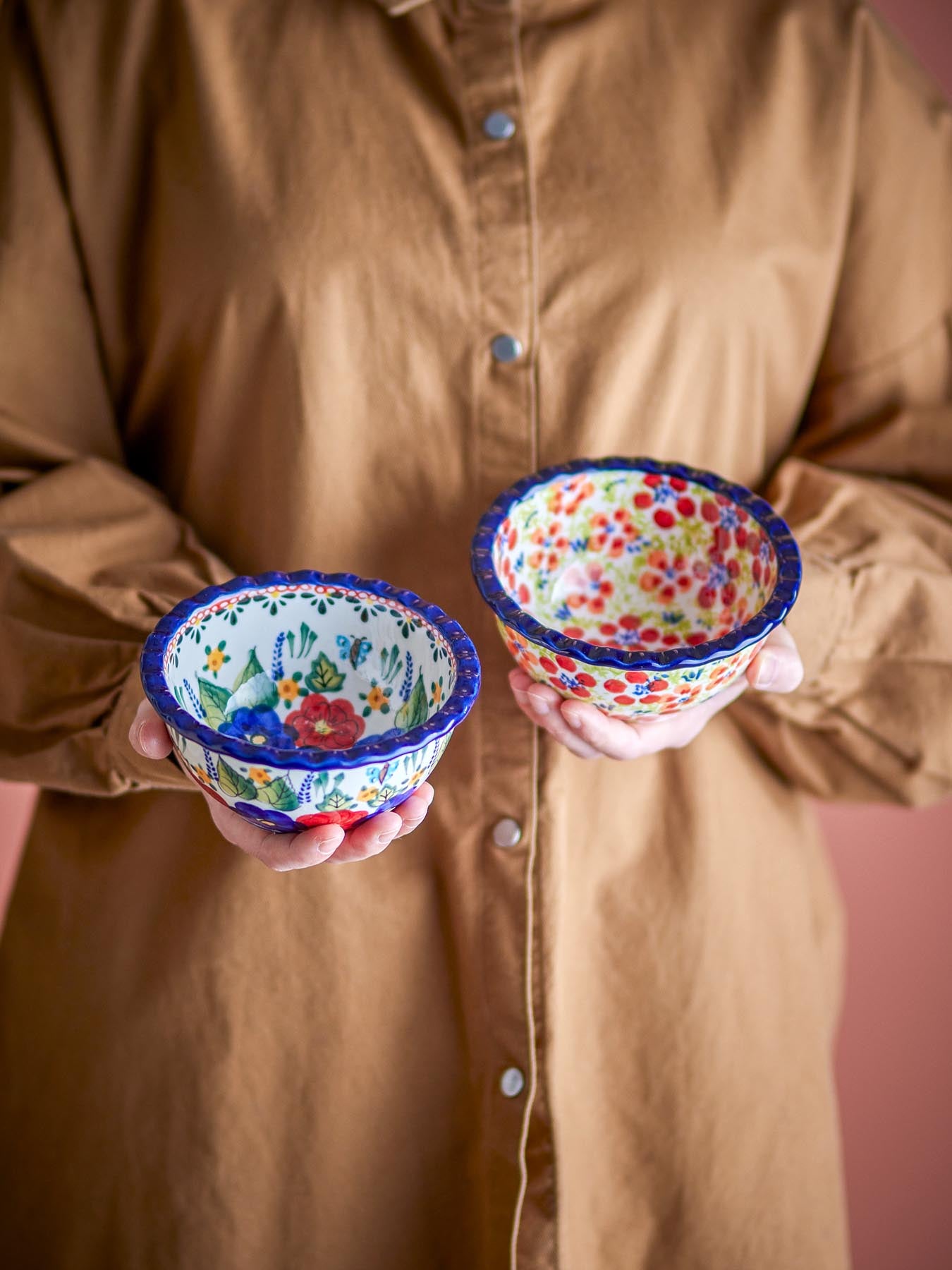 Elegante rote Steingutschale von Creative Collection, ideal für stilvolle Tischdekoration und Snacks. Ein Blickfang für jedes Zuhause.