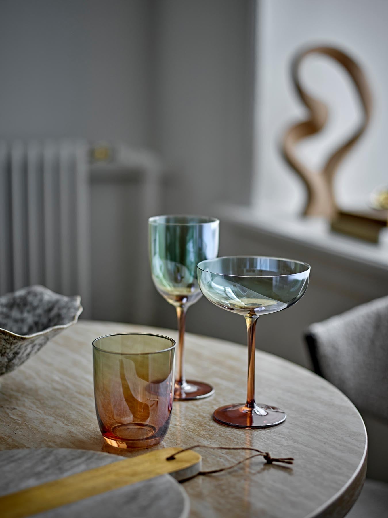 Entdecken Sie das elegante Aston Weinglas von Bloomingville in Bronze. Perfekt für stilvolle Tischdekoration und besondere Anlässe.