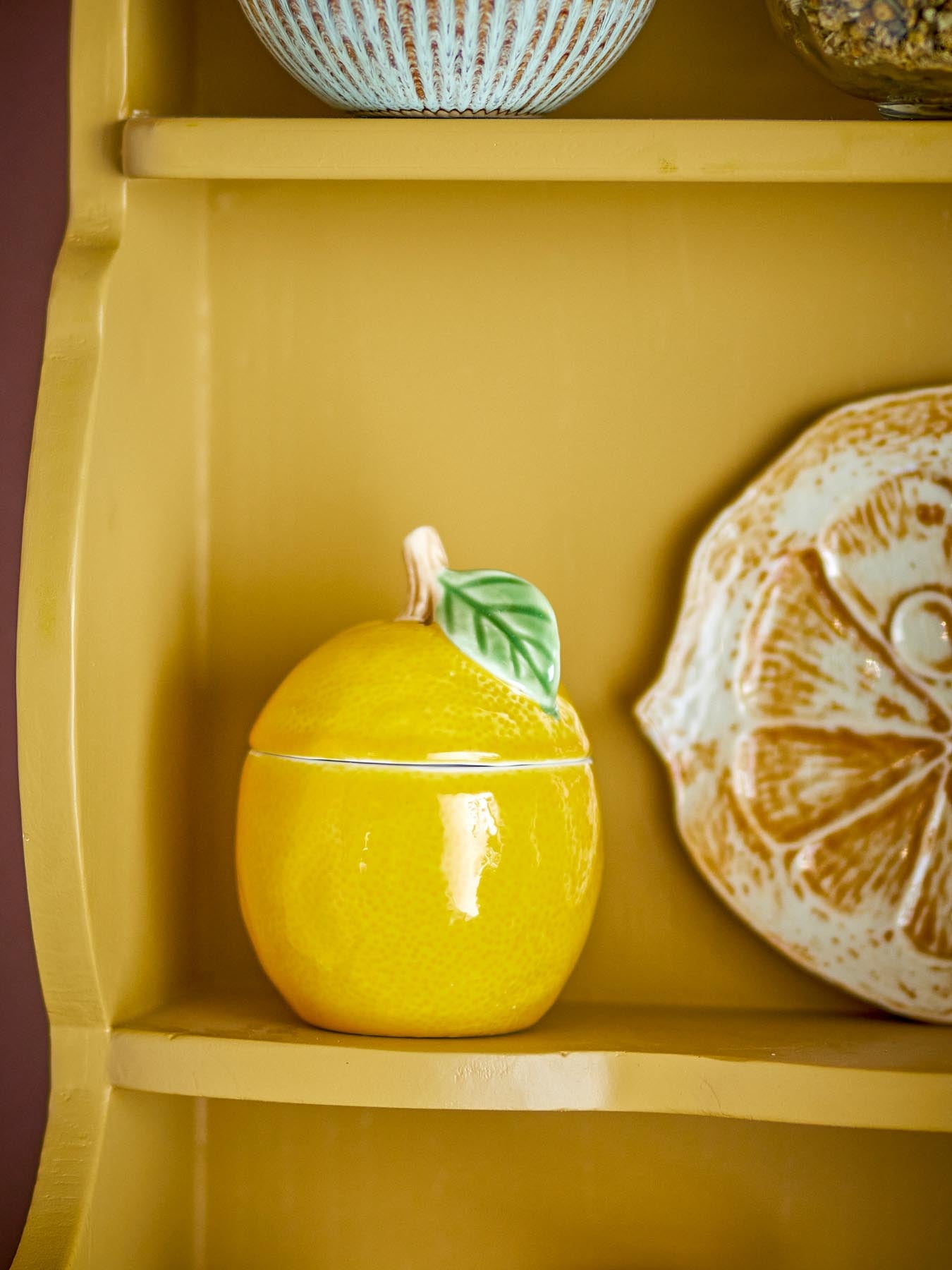Entdecken Sie das handgefertigte Limone Gefäß mit Deckel von Creative Collection. Ideal zur Aufbewahrung und ein fröhlicher Blickfang in jeder Küche!