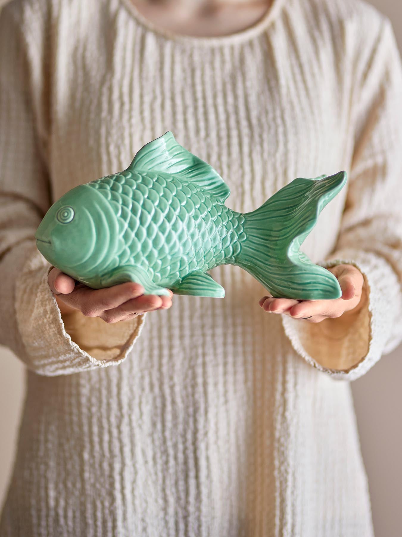 Sukey Deko von Creative Collection: Ein handgefertigtes Steingut-Kunstwerk in einzigartiger Fischform, das Ihrem Wohnraum Farbe und Eleganz verleiht.