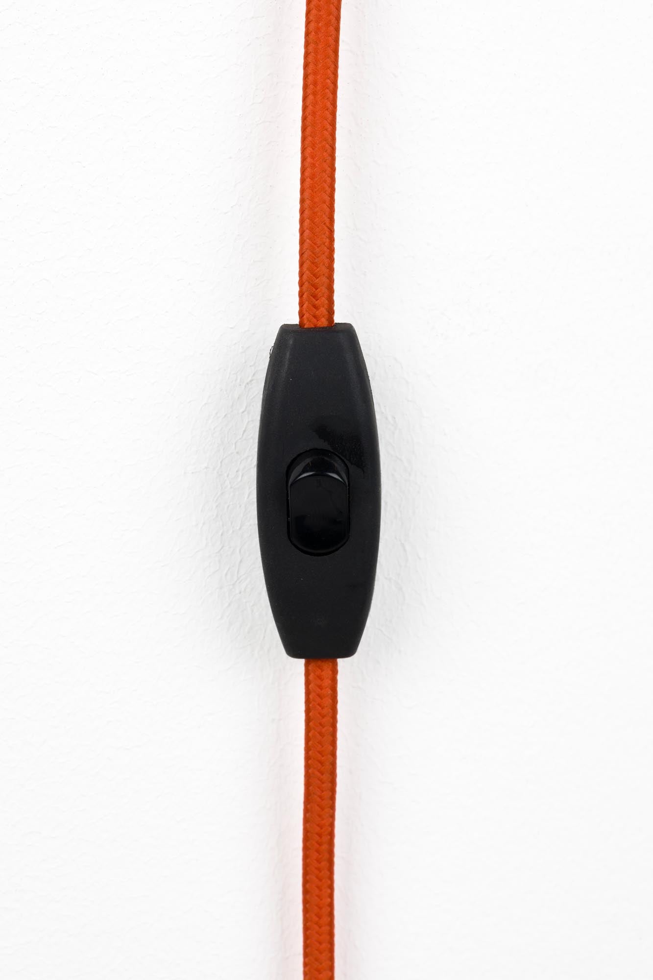 Verleihen Sie Ihrem Zuhause mit der Pinch Me Wandleuchte von Bold Monkey einen kreativen Touch. Ihr einzigartiges Kaktus-Design und die lebendige Farbe setzen beeindruckende Akzente.