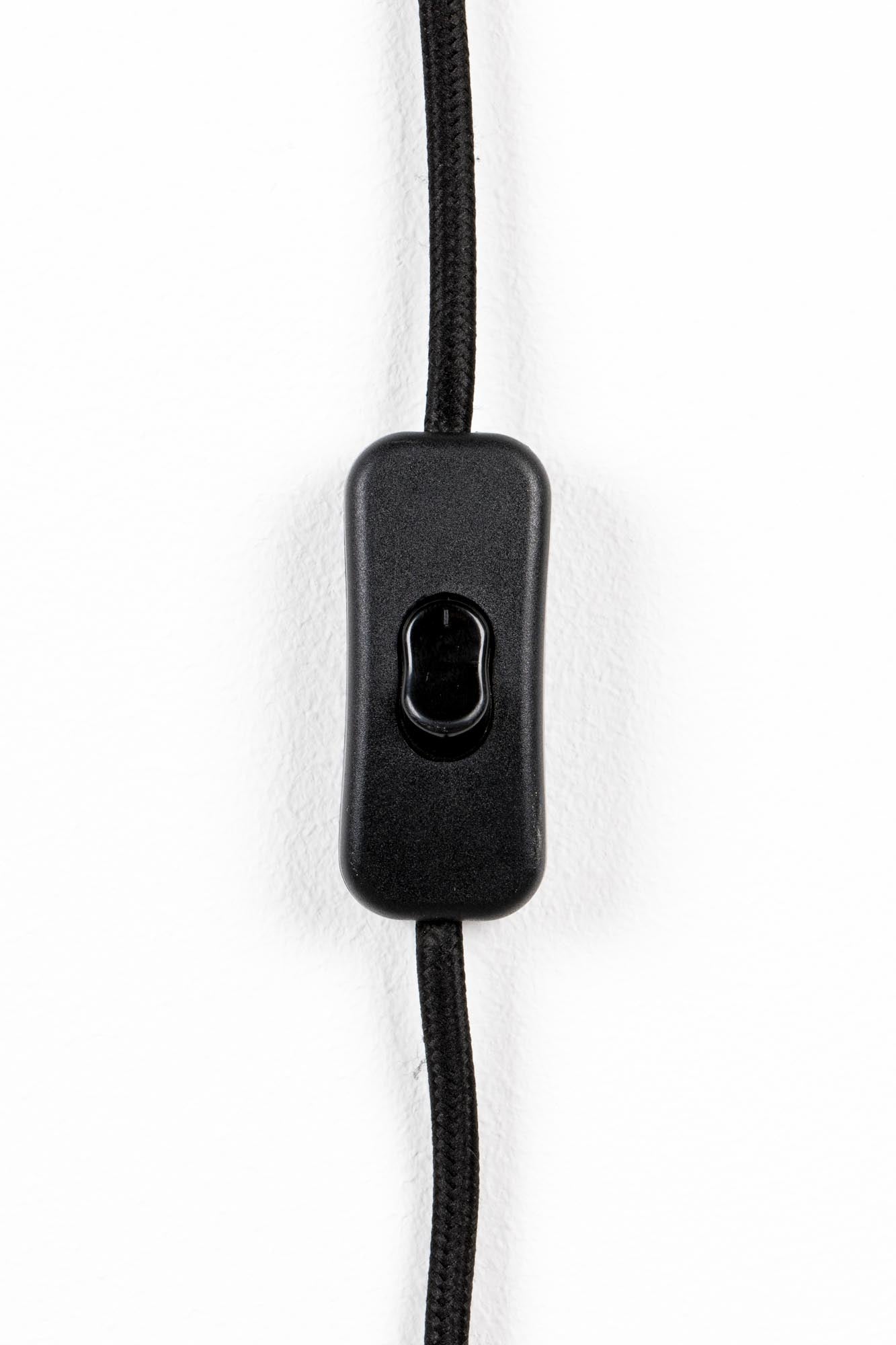 Verleihen Sie Ihrem Raum mit der Tischleuchte Stripe it up von Bold Monkey einen Hauch von Eleganz. Ihr einzigartiges Design und die edlen Materialien machen sie zum perfekten Blickfang.