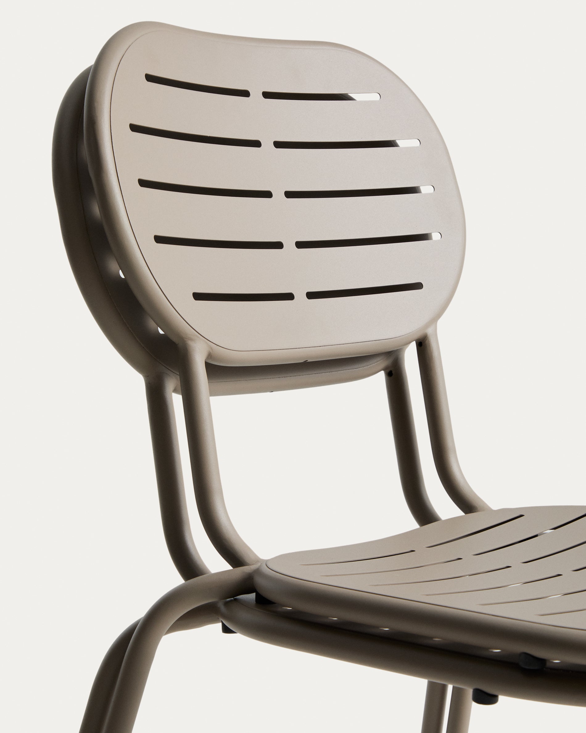 Stapelbarer Outdoor-Stuhl Brai in taupe aus robustem verzinktem Stahl, perfekt für entspannte Stunden im Garten oder auf der Terrasse.