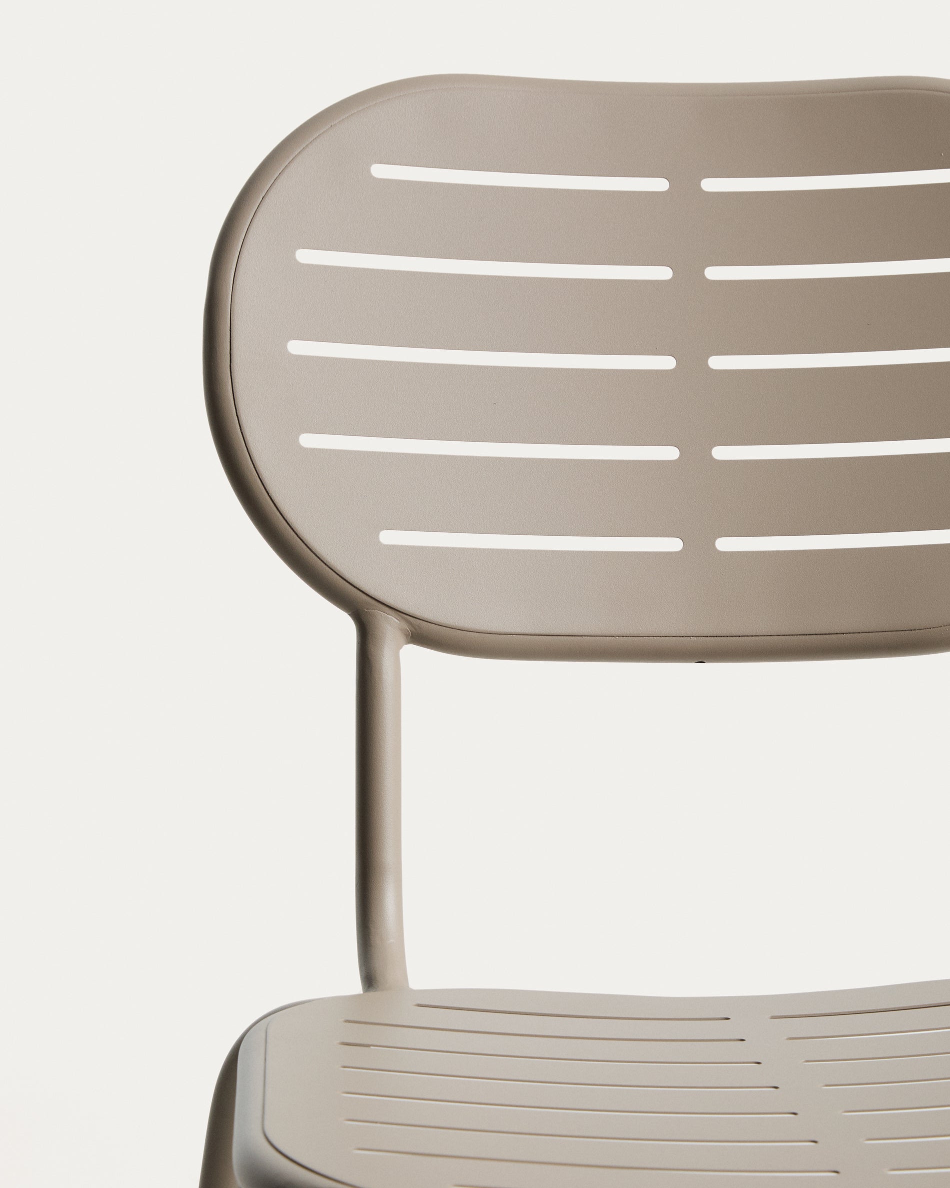 Eleganter stapelbarer Gartenstuhl Brai in taupe, gefertigt aus langlebigem verzinktem Stahl, ideal für stilvolle Outdoor-Bereiche.