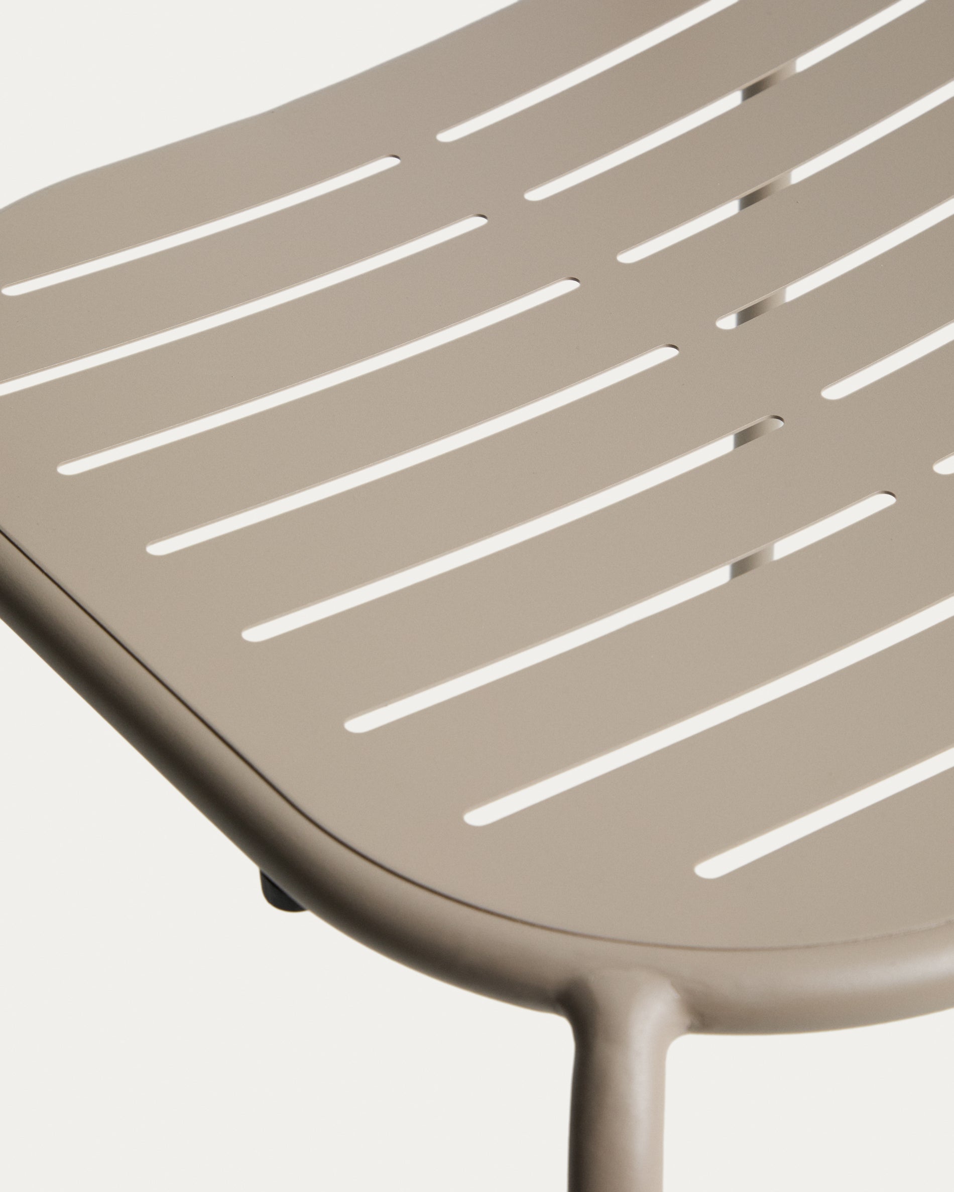 Stapelbarer Outdoor-Stuhl Brai in taupe aus robustem verzinktem Stahl, perfekt für moderne Gartenmöbel und entspannte Stunden im Freien.