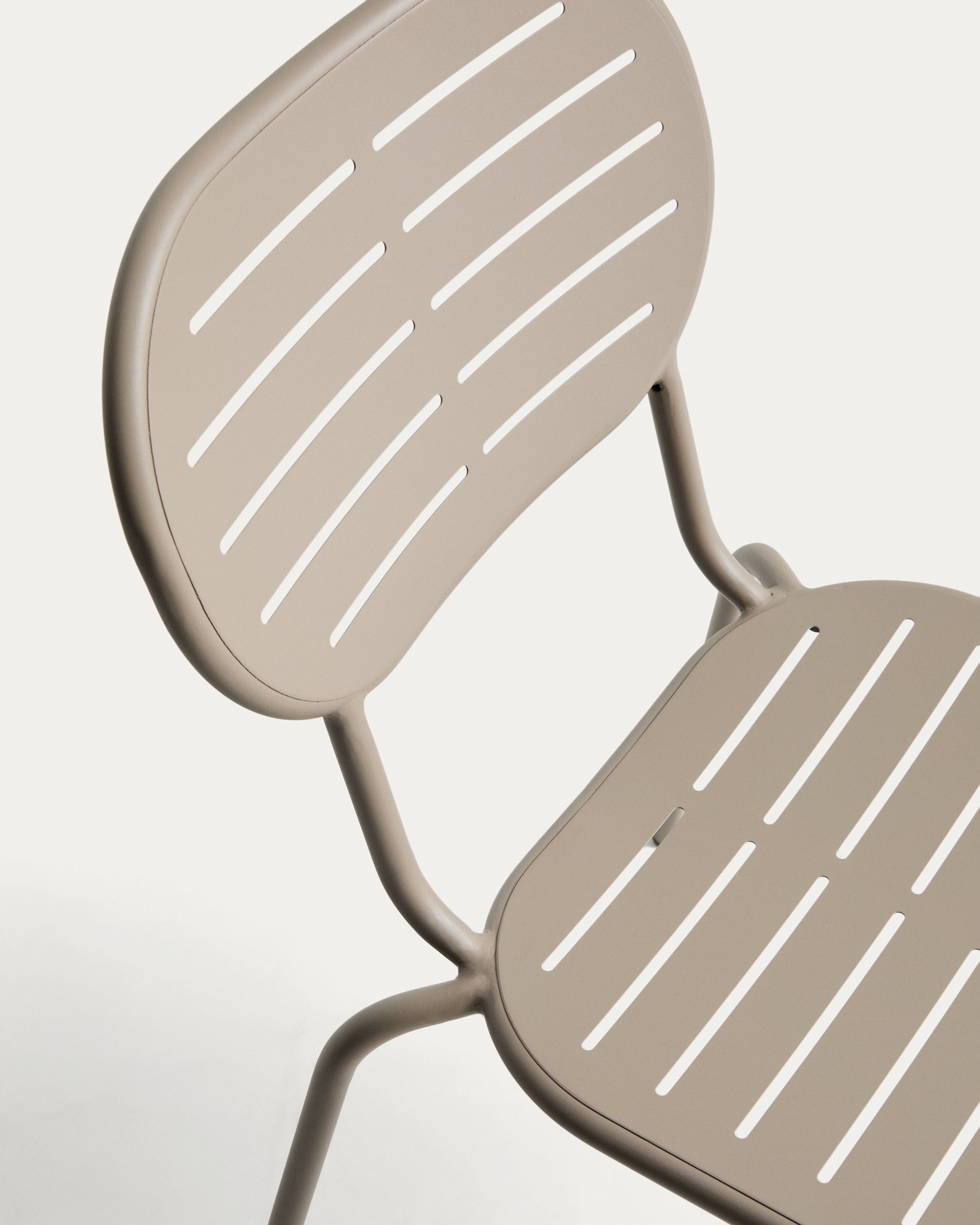 Eleganter stapelbarer Gartenstuhl Brai in taupe, gefertigt aus langlebigem verzinktem Stahl, ideal für stilvolle Outdoor-Bereiche.