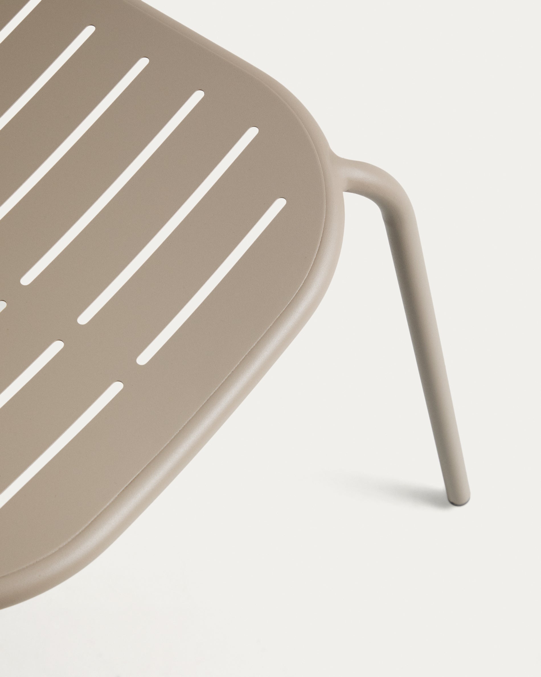 Stapelbarer Outdoor-Stuhl Brai in taupe aus robustem verzinktem Stahl, perfekt für moderne Gartenmöbel und entspannte Stunden im Freien.