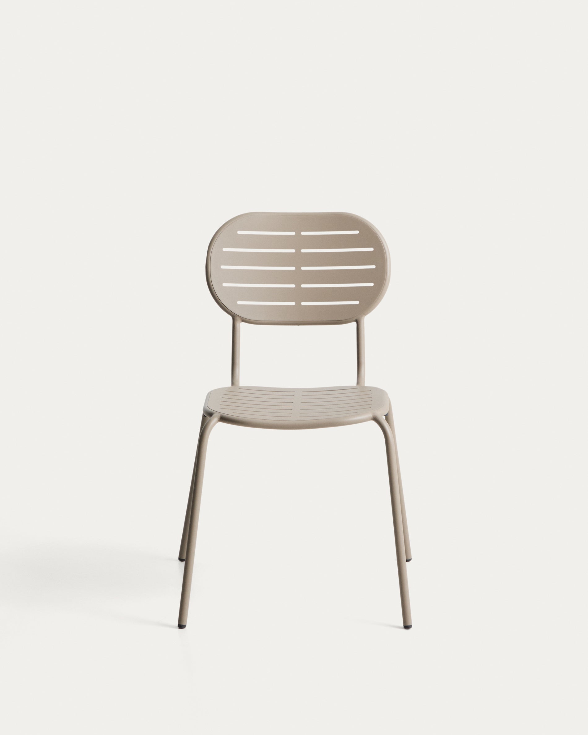 Stapelbarer Outdoor-Stuhl Brai in taupe aus robustem verzinktem Stahl, perfekt für Garten und Terrasse, vereint Funktionalität und modernes Design.