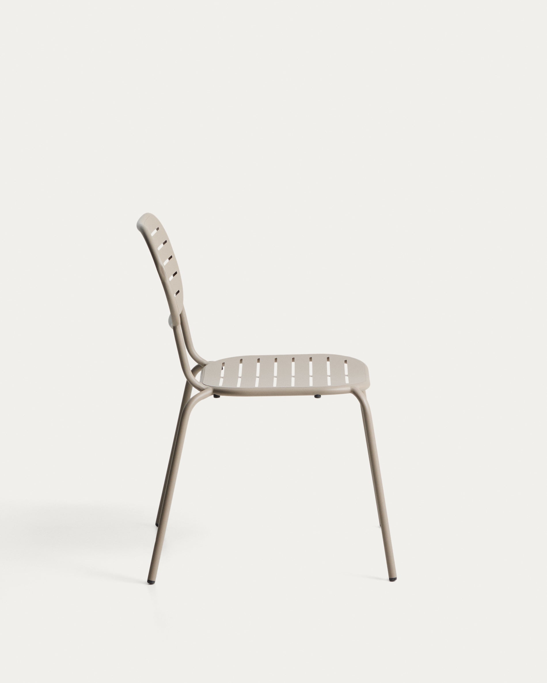 Eleganter stapelbarer Gartenstuhl Brai in taupe, gefertigt aus langlebigem verzinktem Stahl, ideal für stilvolle Outdoor-Bereiche.