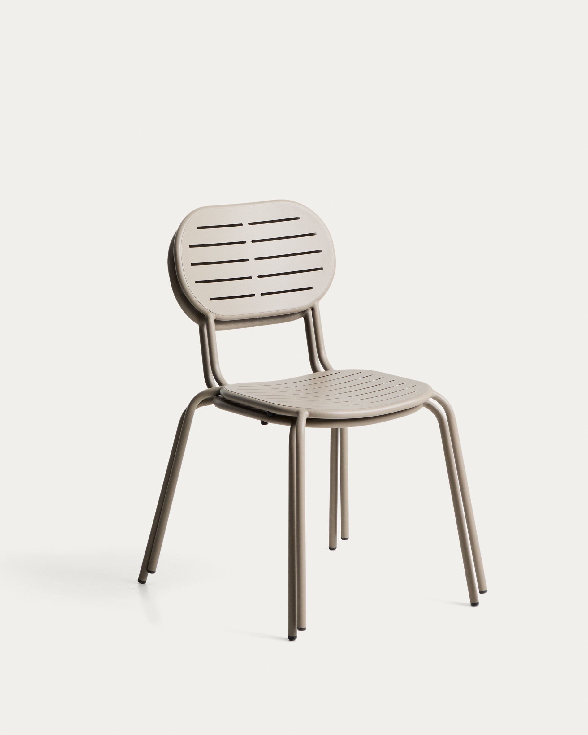 Stapelbarer Outdoor-Stuhl Brai in taupe aus robustem verzinktem Stahl, perfekt für entspannte Stunden im Garten oder auf der Terrasse.