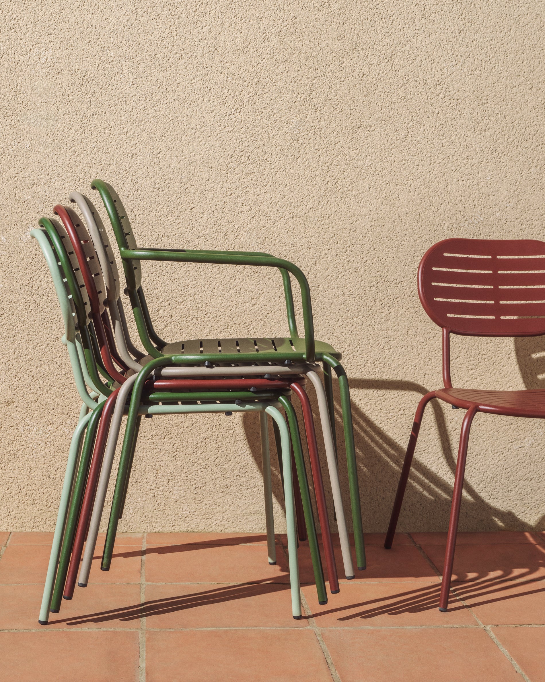 Stapelbarer Outdoor-Stuhl Brai in taupe aus robustem verzinktem Stahl, perfekt für entspannte Stunden im Garten oder auf der Terrasse.