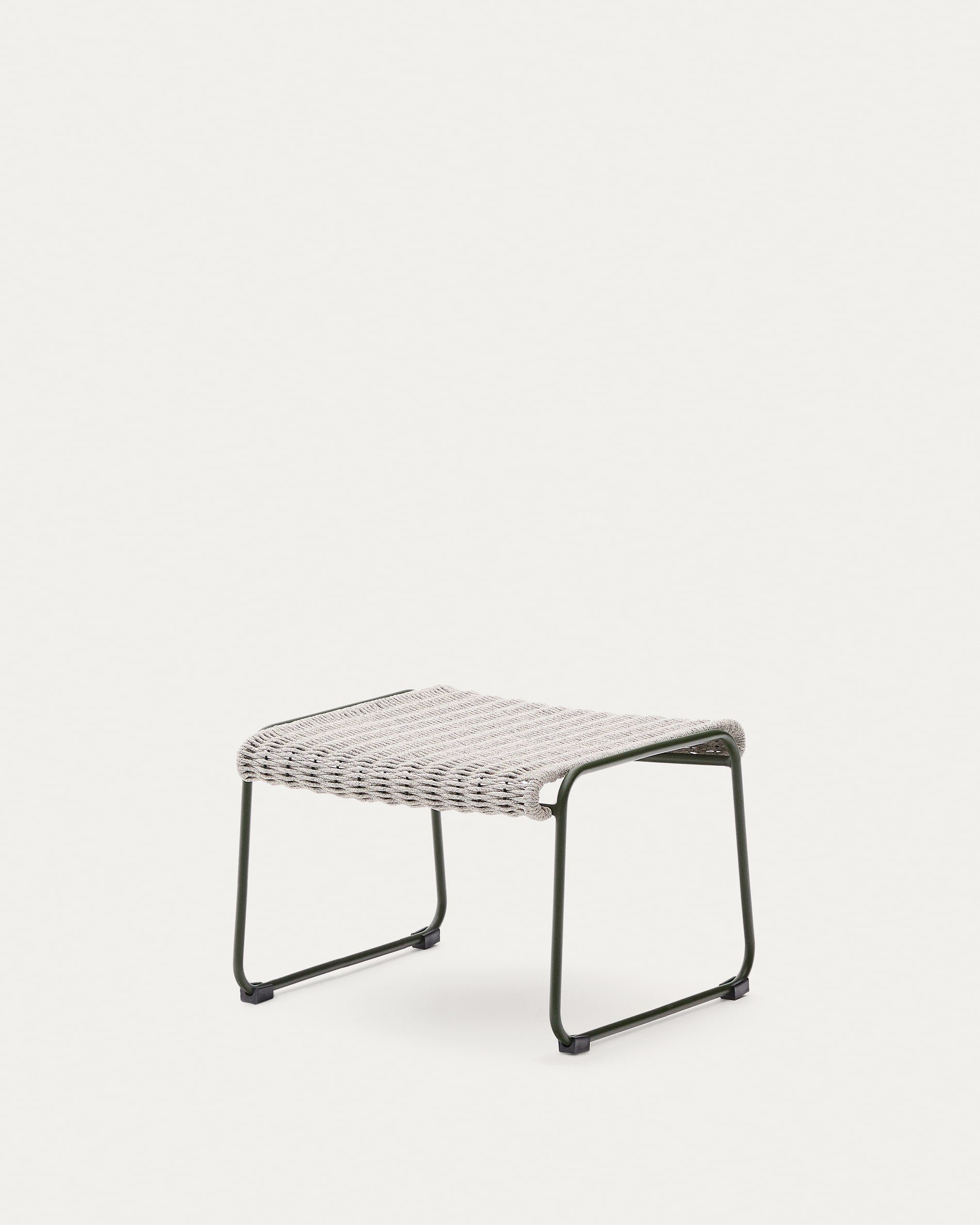 Stylische Fussablage Maurina aus grün verzinktem Stahl, kombiniert mit elegantem écrufarbenem und grauem Seil, ideal für den Outdoor-Bereich.