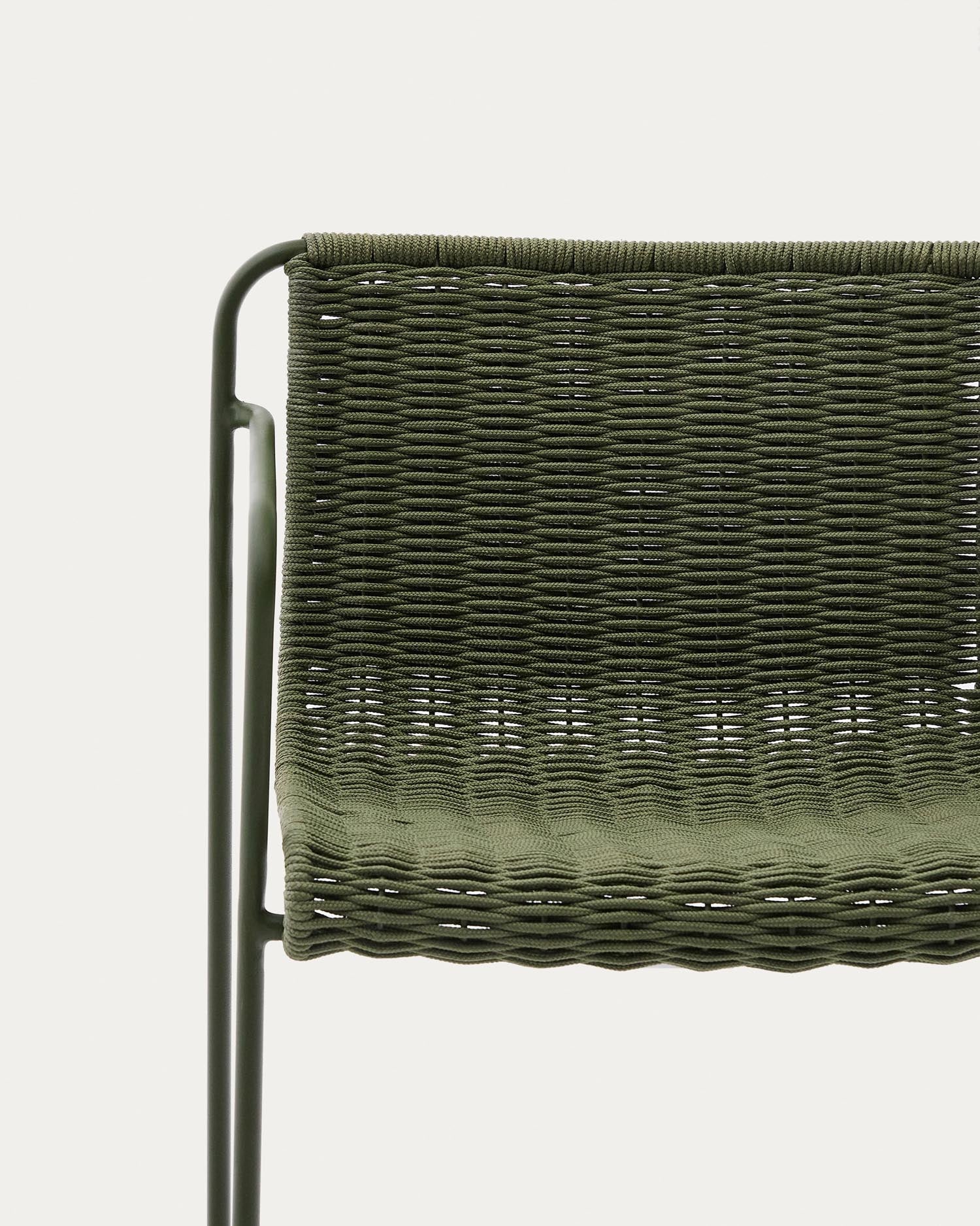 Stapelbarer Hocker Maurina aus grün verzinktem Stahl und handgeflochtenem Seil, 74,5 cm hoch. Ideal für elegante Outdoor-Bereiche.