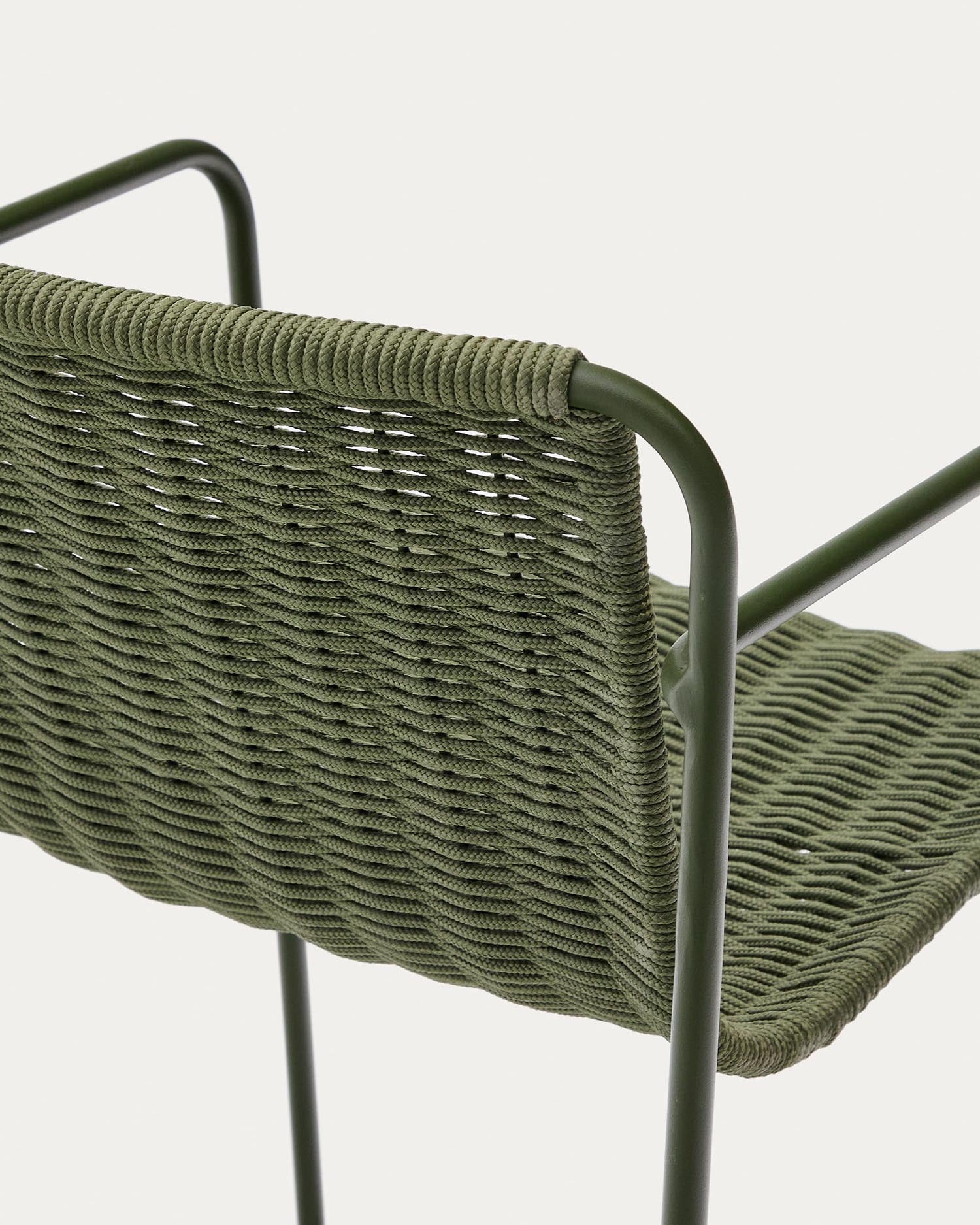 Stapelbarer Hocker Maurina aus grünem verzinktem Stahl mit handgeflochtenem Seil. Ideal für elegante Outdoor-Bereiche und platzsparend.