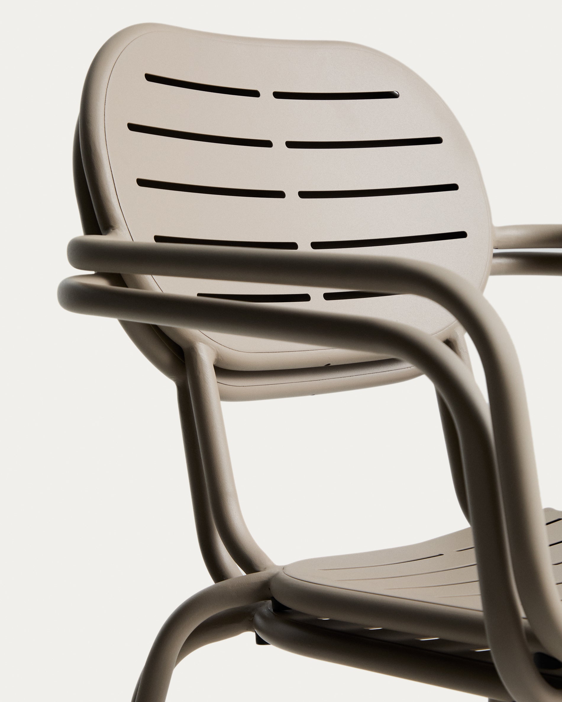 Moderner Outdoor-Stuhl Brai in taupe, gefertigt aus robustem verzinktem Stahl, perfekt für entspannte Momente im Garten.