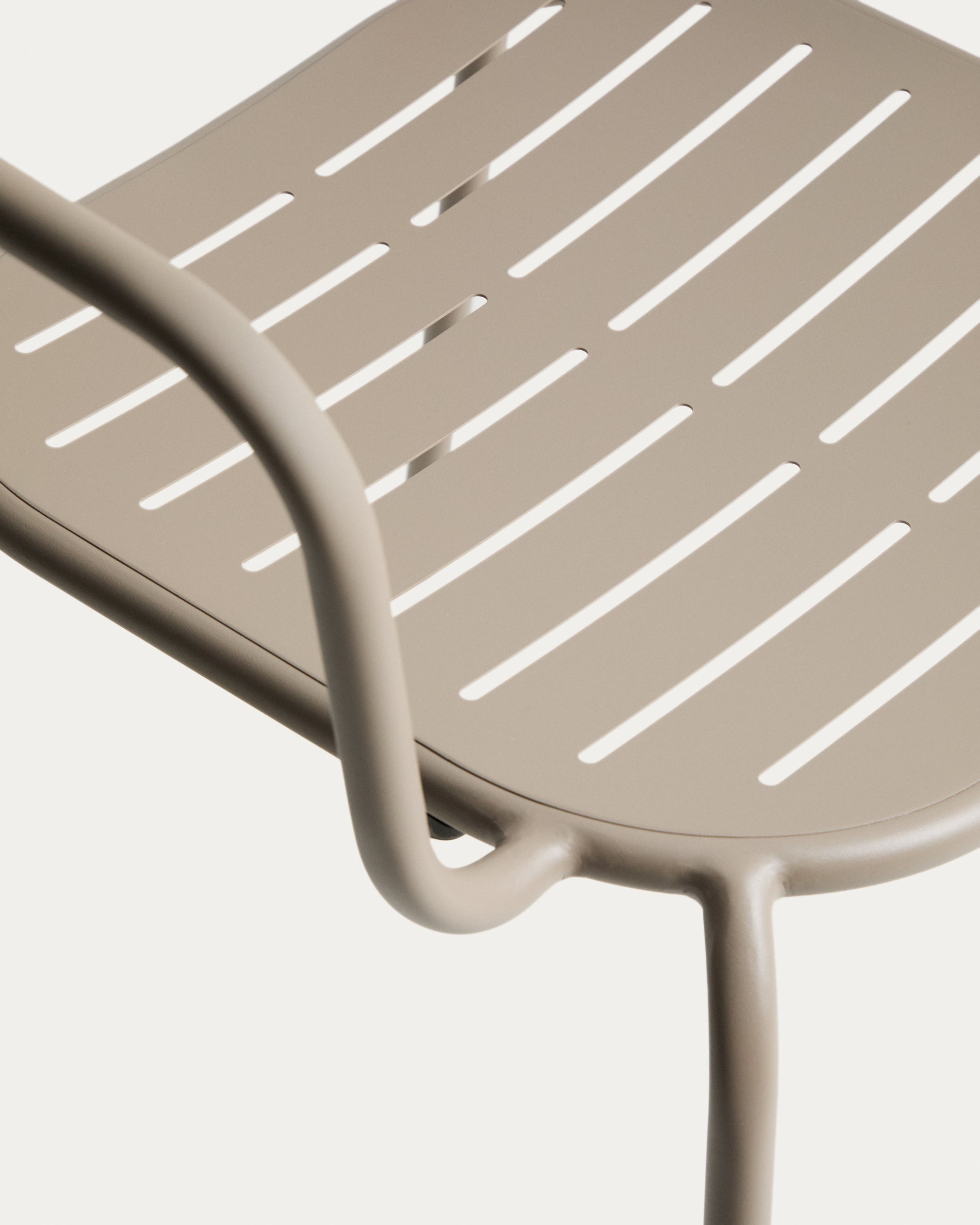 Stylischer Gartenstuhl Brai in elegantem Taupe, aus langlebigem verzinktem Stahl, ideal für gemütliche Stunden im Freien.