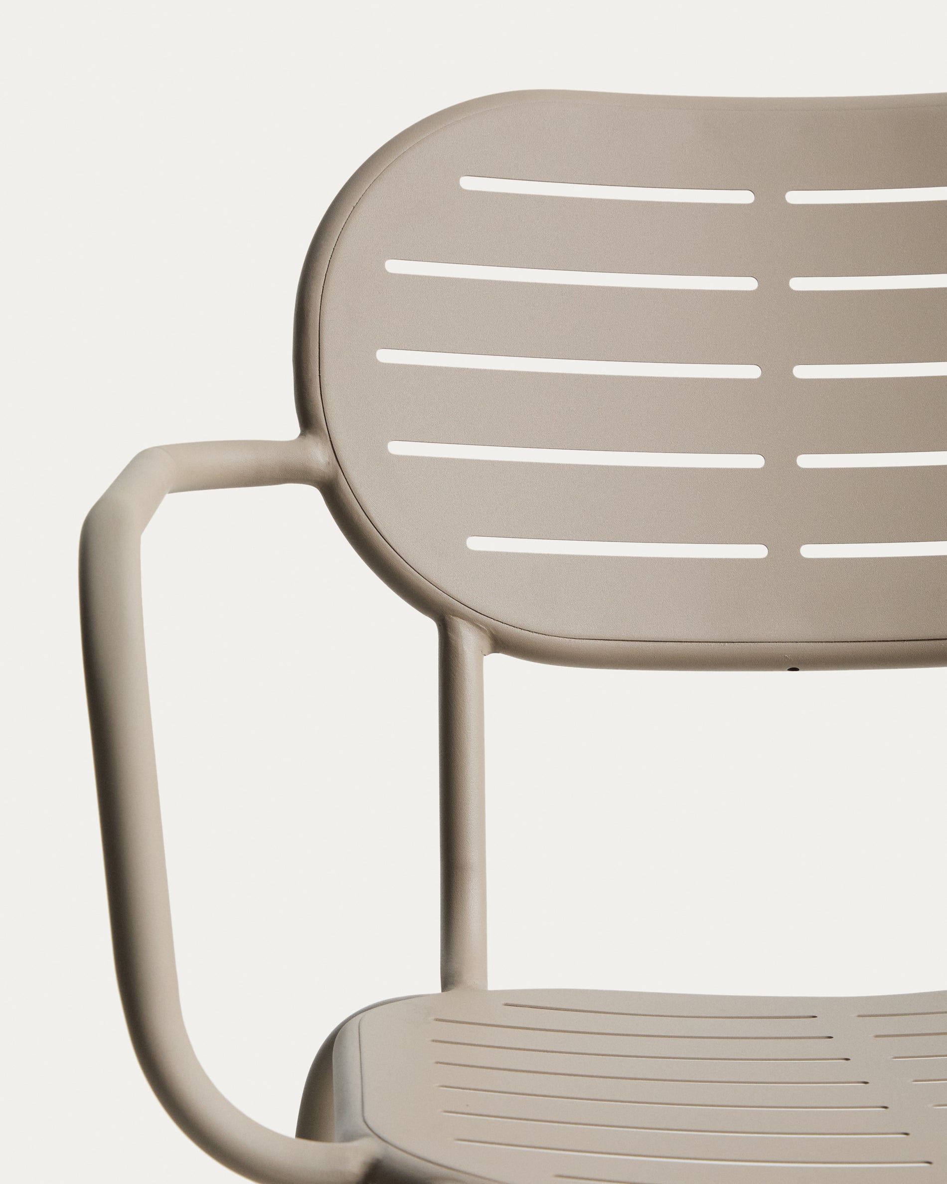 Moderner Outdoor-Stuhl Brai in taupe, gefertigt aus robustem verzinktem Stahl, perfekt für entspannte Momente im Garten.