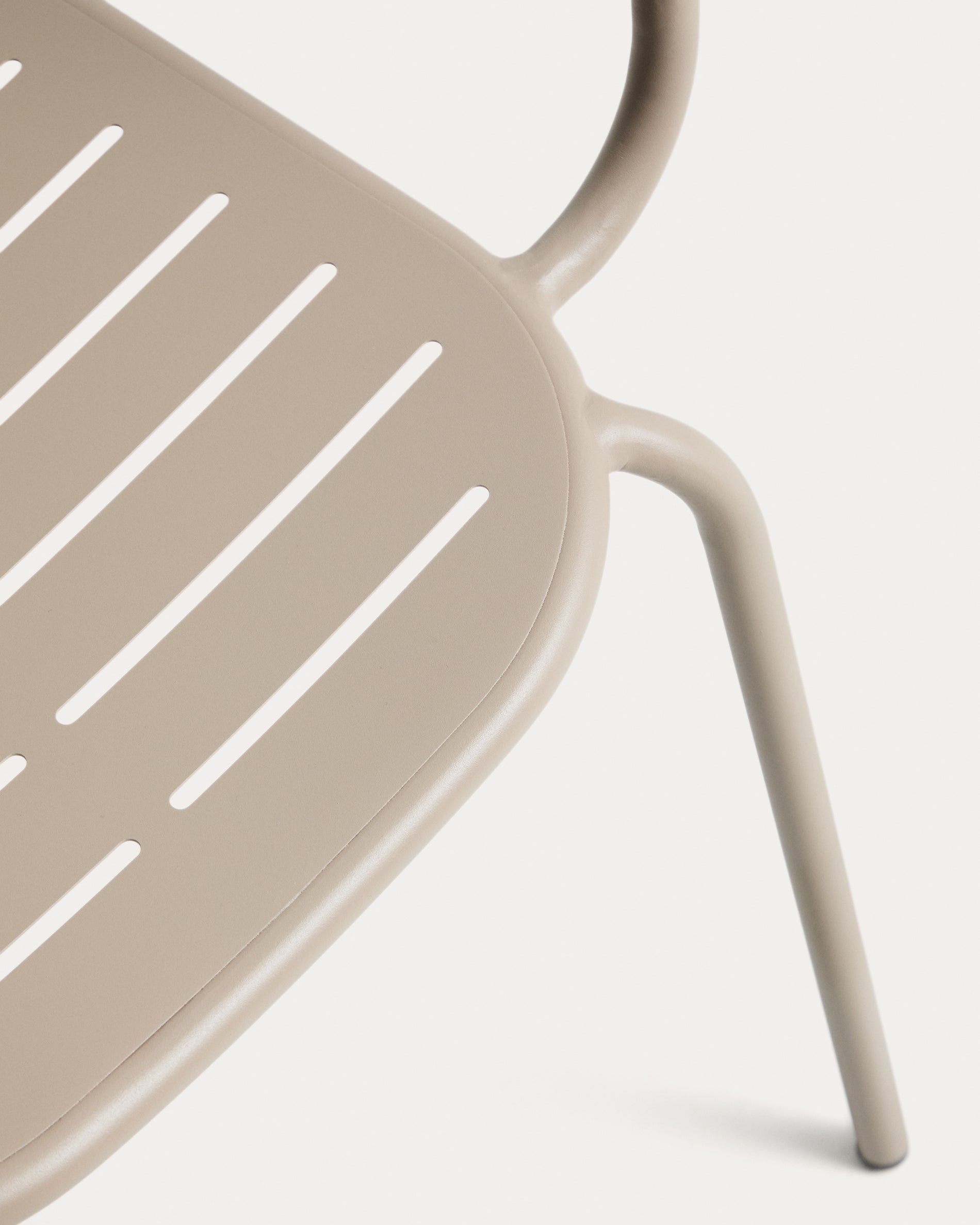 Moderner Outdoor-Stuhl Brai in taupe, gefertigt aus robustem verzinktem Stahl, perfekt für entspannte Momente im Garten.