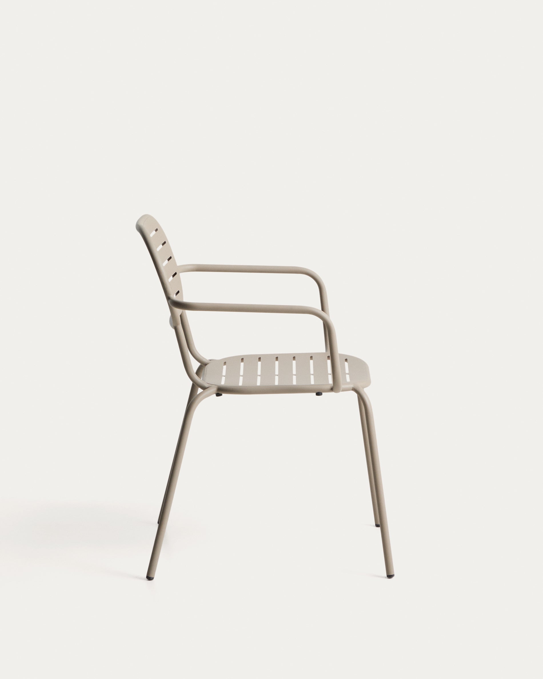Stylischer Gartenstuhl Brai in elegantem Taupe, aus langlebigem verzinktem Stahl, ideal für gemütliche Stunden im Freien.