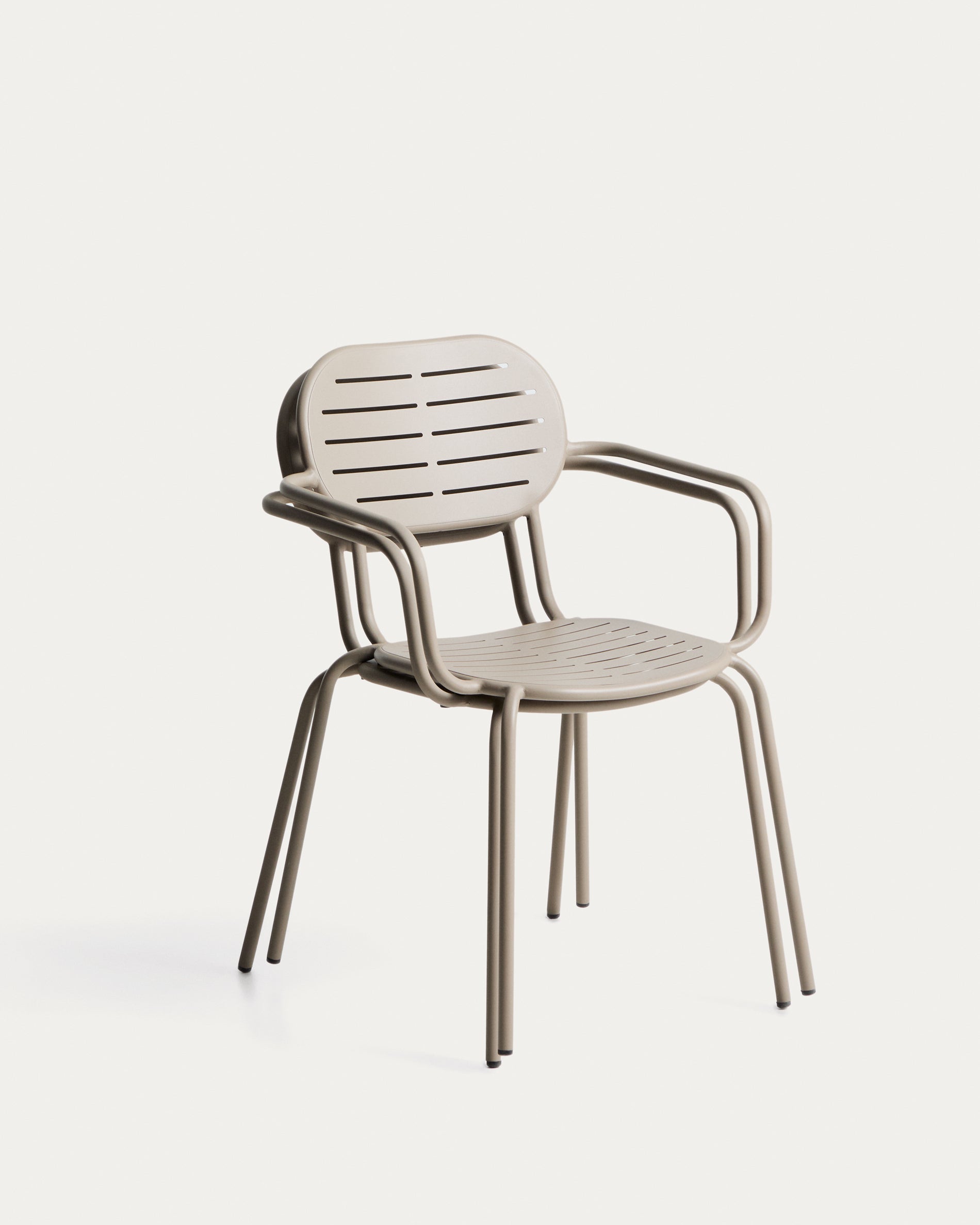 Moderner Outdoor-Stuhl Brai in taupe, gefertigt aus robustem verzinktem Stahl, perfekt für entspannte Momente im Garten.