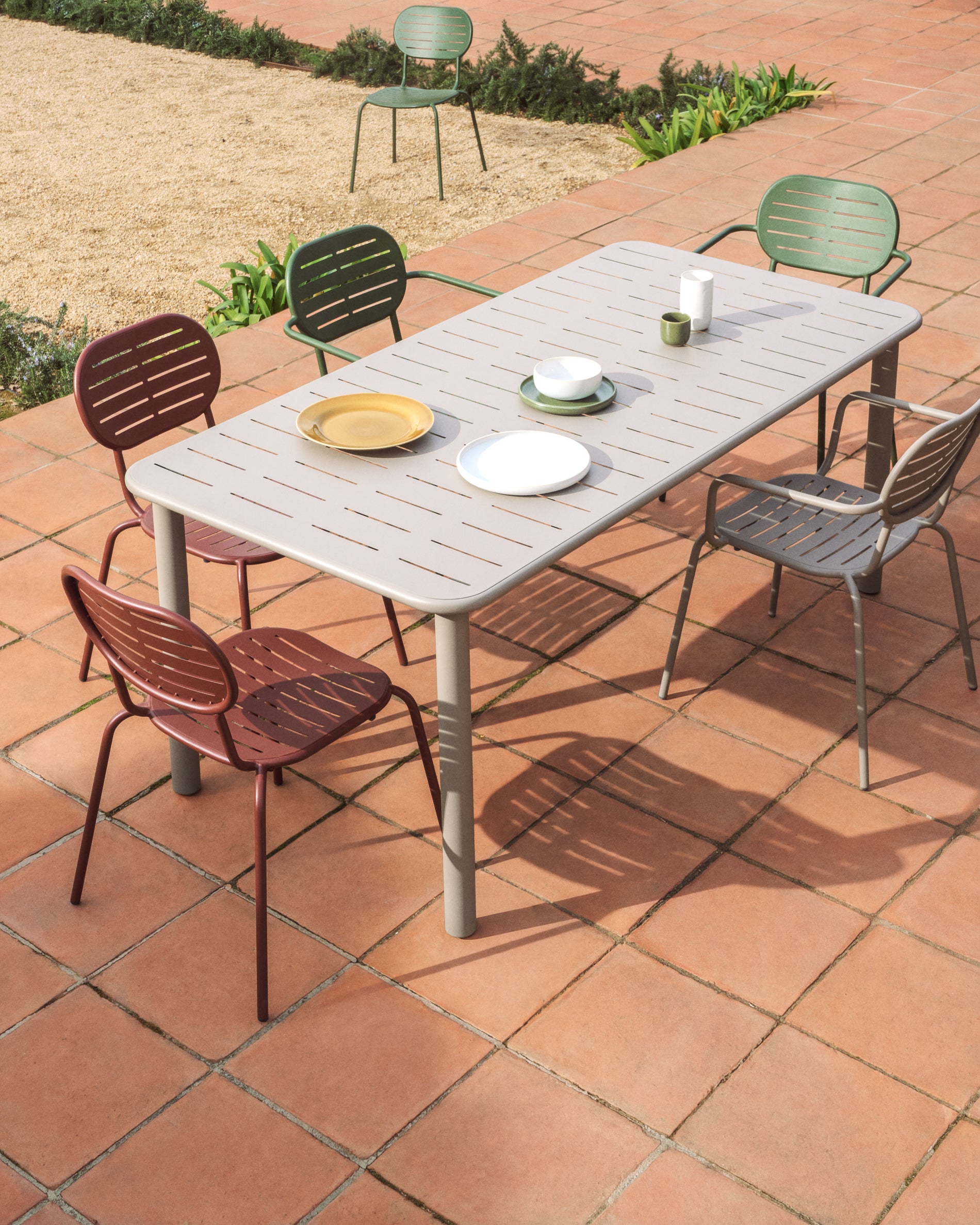 Moderner Outdoor-Stuhl Brai in taupe, gefertigt aus robustem verzinktem Stahl, perfekt für entspannte Stunden im Garten.