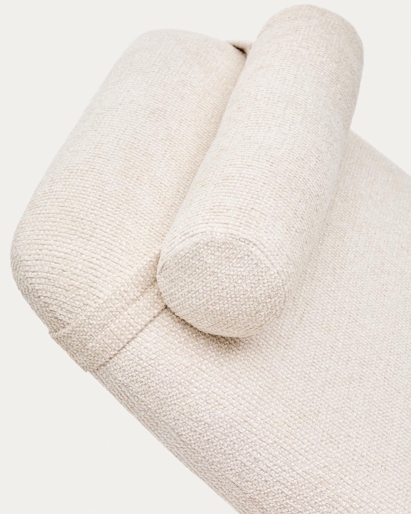 Elegantes Tagesbett Divan Osla aus weichem, beigem Chenille, ausgestattet mit stilvollen gebürsteten Edelstahlbeinen für zeitgemäße Akzente.
