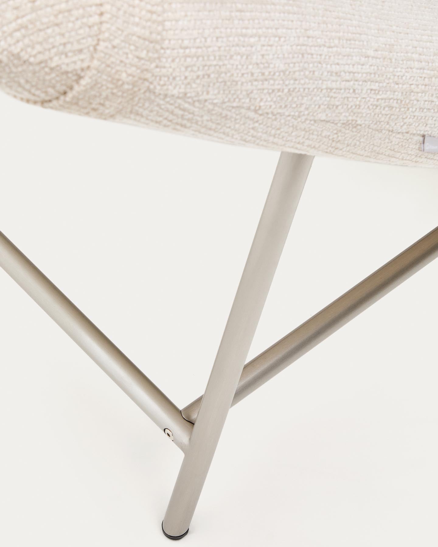 Elegantes Tagesbett Divan Osla aus weichem, beigem Chenille, ausgestattet mit stabilen gebürsteten Edelstahlbeinen für zeitgemäßes Wohndesign.