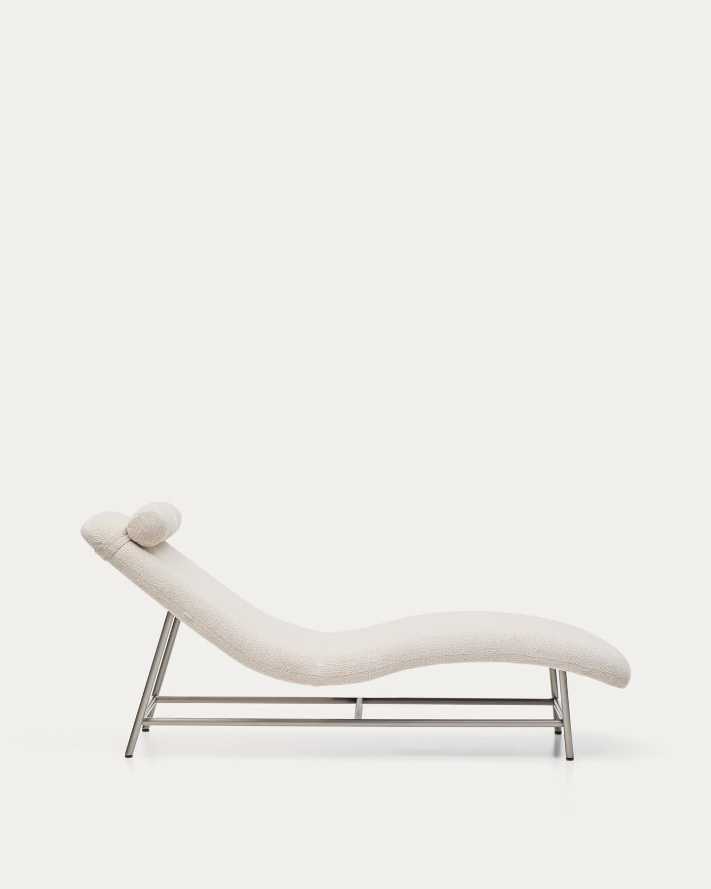 Beiges Chenille-Tagesbett Divan Osla mit robusten Edelstahlbeinen, ideal für moderne Wohnräume und entspannende Momente.