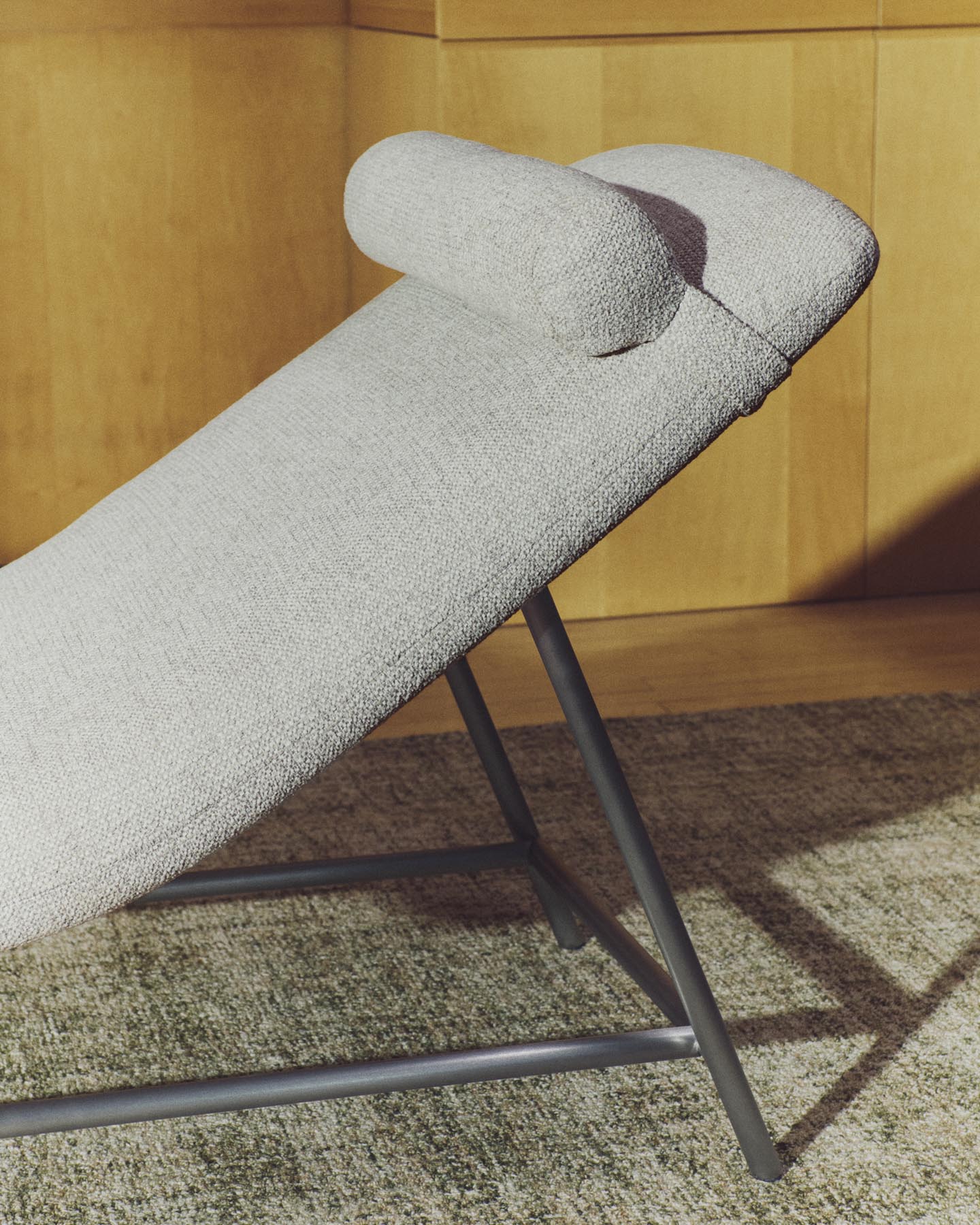 Elegantes Tagesbett Divan Osla aus weichem, beigem Chenille mit modernen gebürsteten Edelstahlbeinen, perfekt für jedes stilvolle Zuhause.