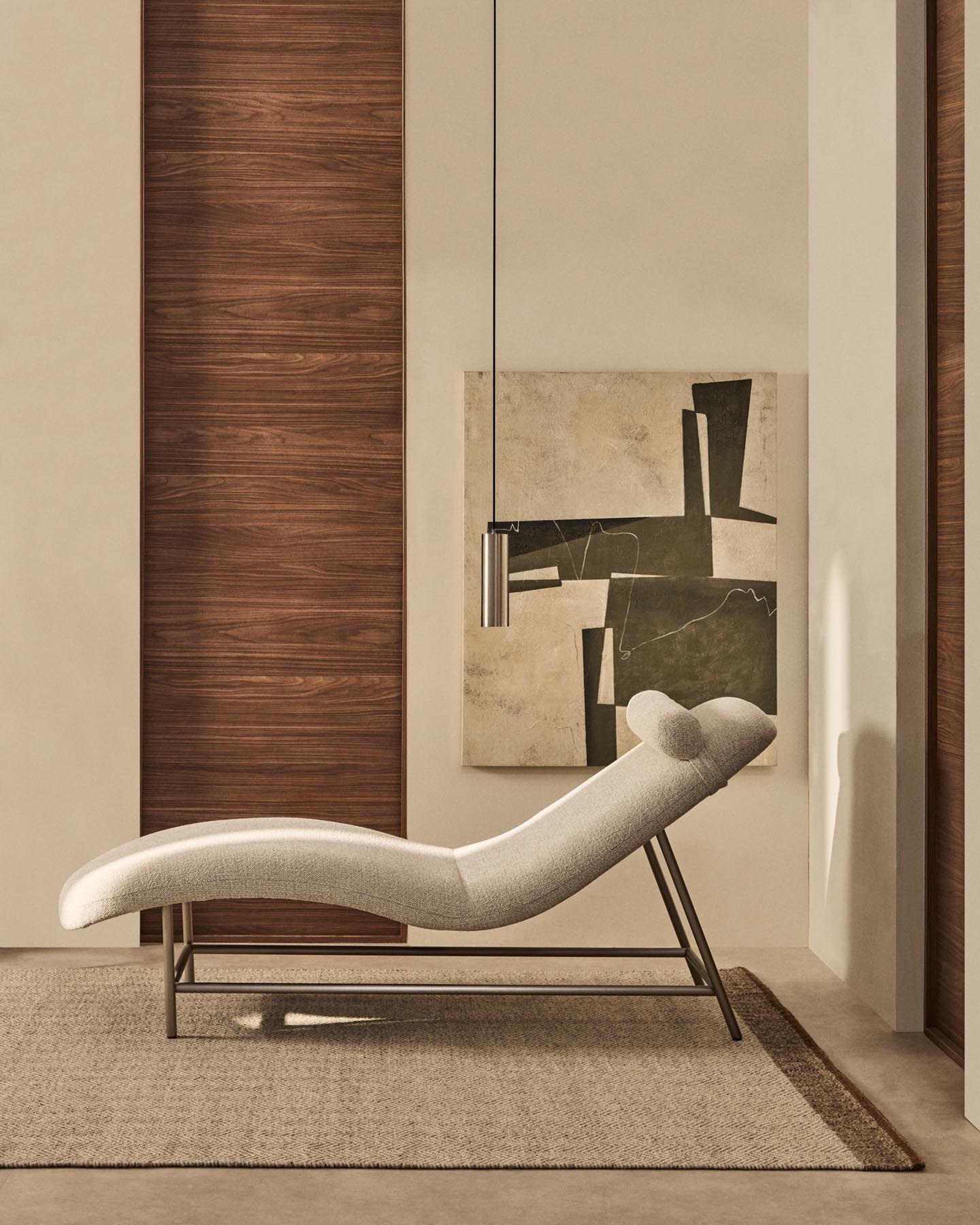 Stilvolles Tagesbett Divan Osla in sanftem Beige aus Chenille, ausgestattet mit eleganten gebürsteten Edelstahlbeinen, ideal für moderne Wohnräume.